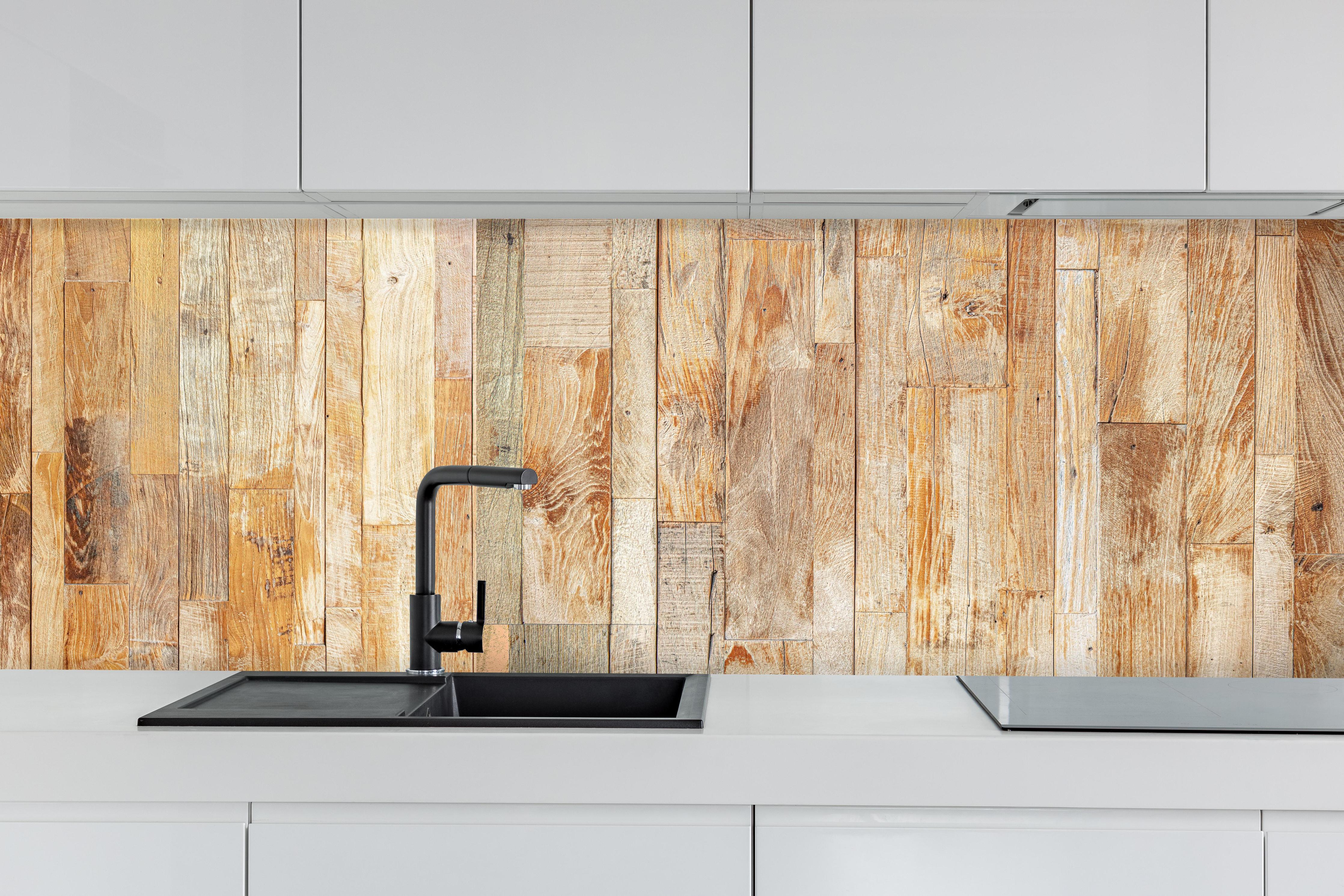 Küche - Heller Holzhintergrund hinter weißen Hochglanz-Küchenregalen und schwarzem Wasserhahn