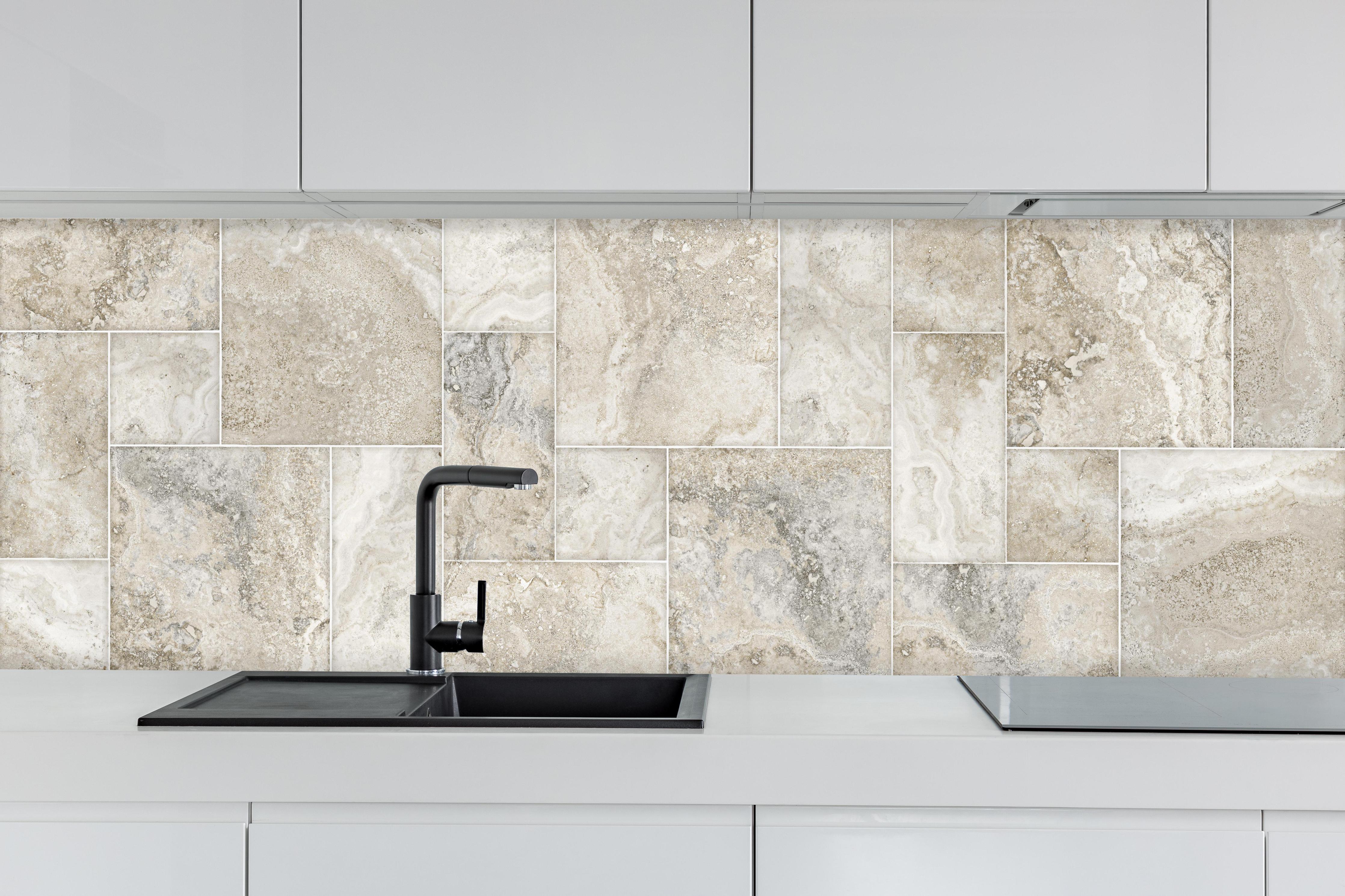 Küche - Helles Fliesenmuster - Marmor hinter weißen Hochglanz-Küchenregalen und schwarzem Wasserhahn