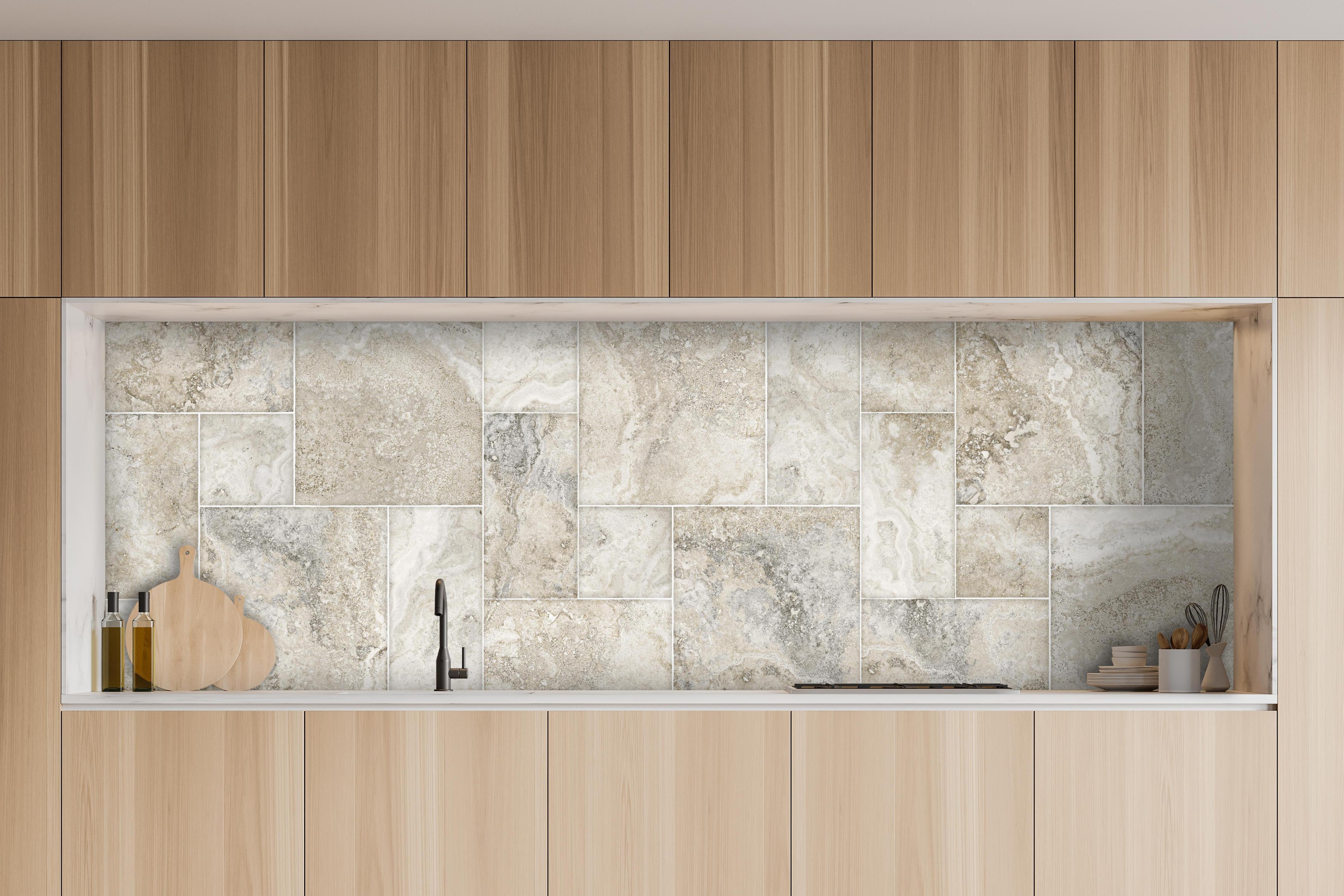 Küche - Helles Fliesenmuster - Marmor hinter weißen Hochglanz-Küchenregalen und schwarzem Wasserhahn