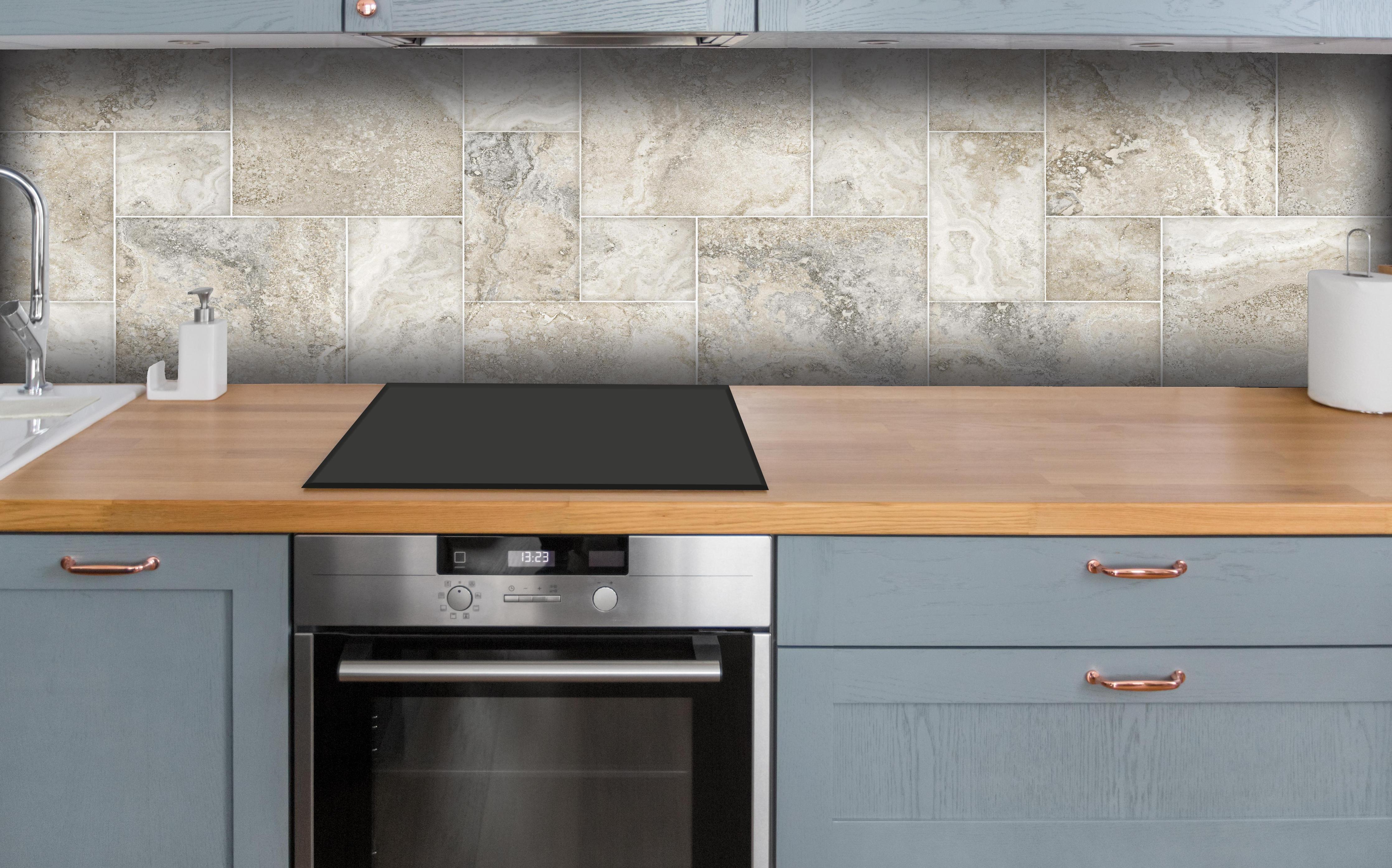 Küche - Helles Fliesenmuster - Marmor hinter weißen Hochglanz-Küchenregalen und schwarzem Wasserhahn