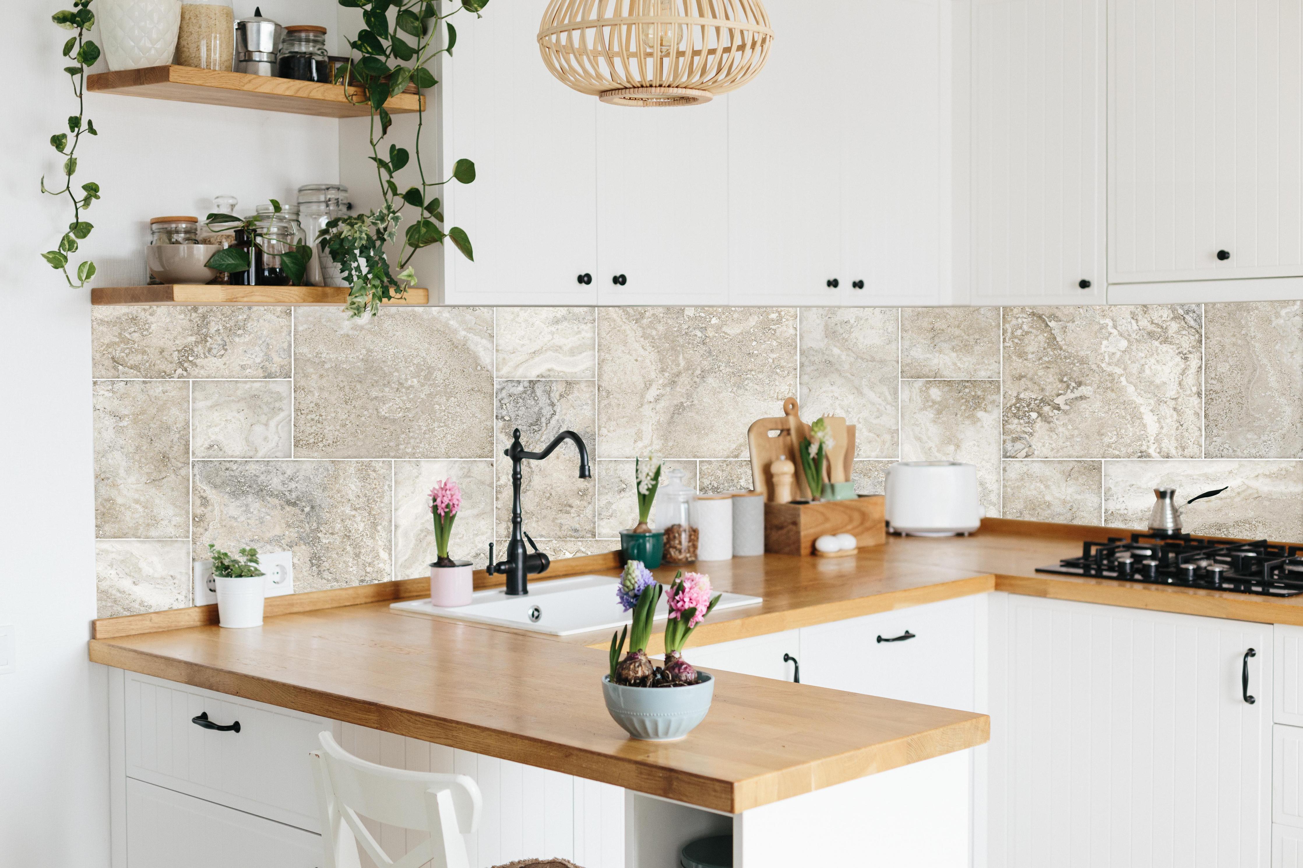 Küche - Helles Fliesenmuster - Marmor hinter weißen Hochglanz-Küchenregalen und schwarzem Wasserhahn