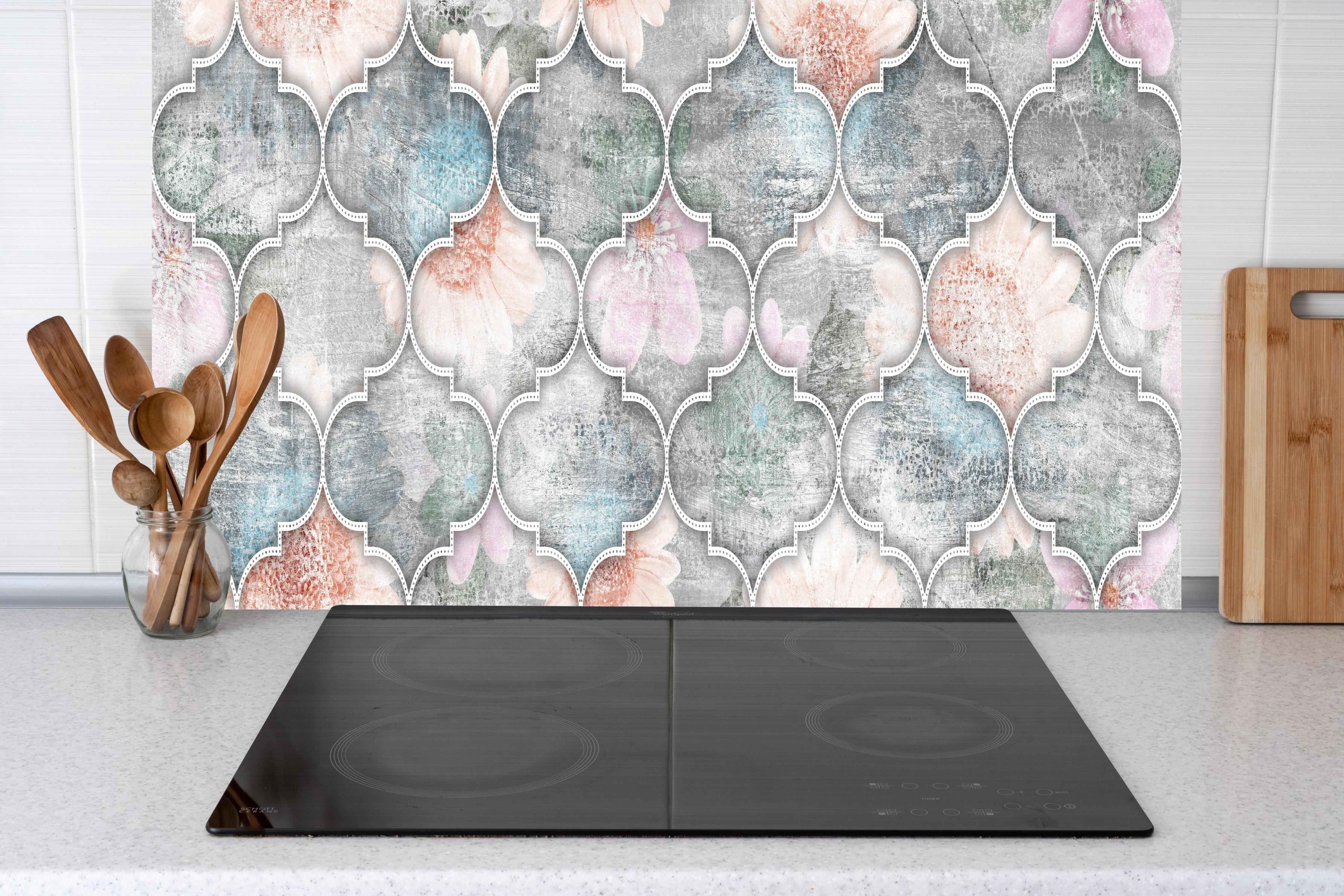 Küche - Helles Kunstmuster - Floral hinter weißen Hochglanz-Küchenregalen und schwarzem Wasserhahn