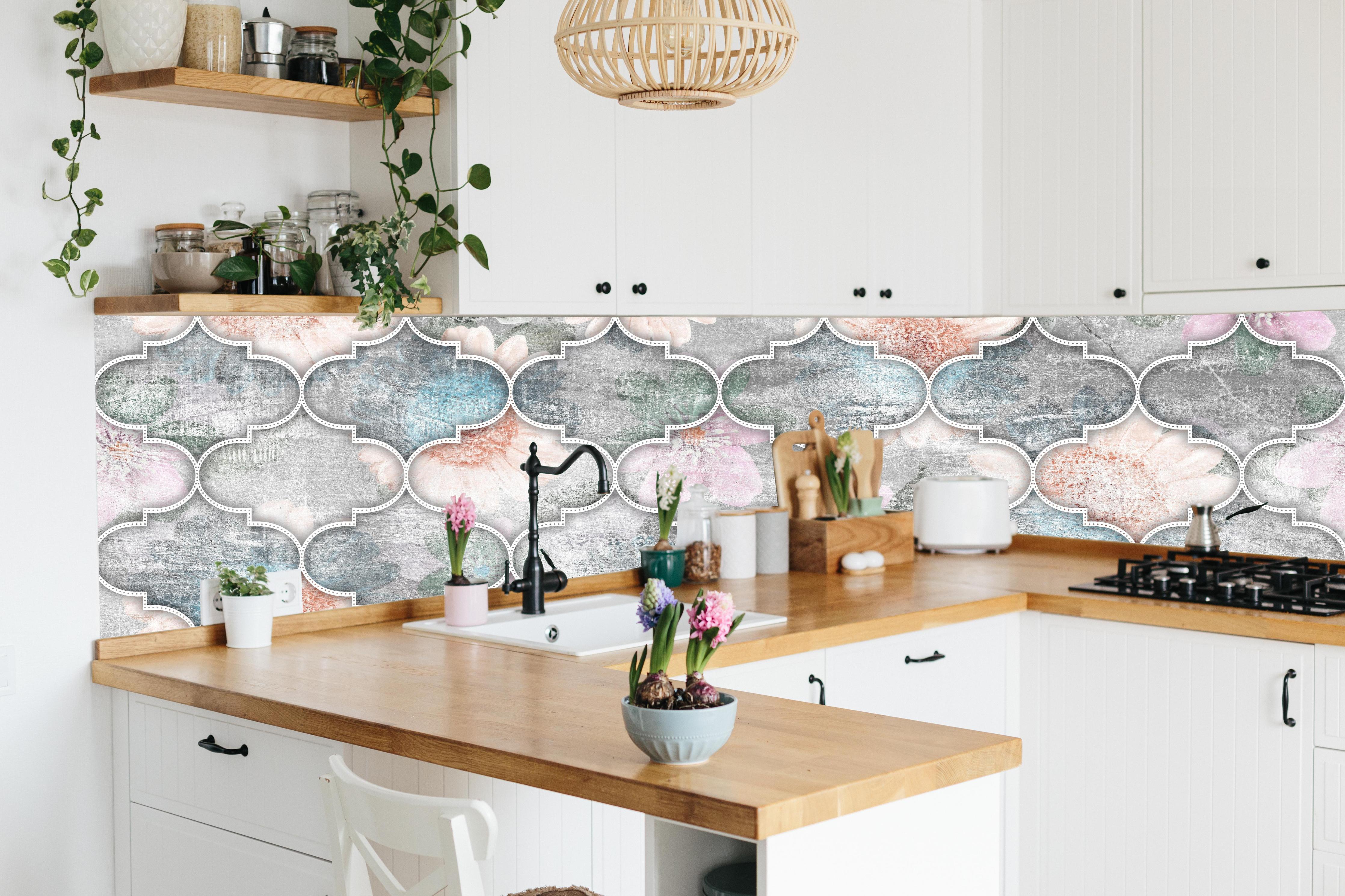 Küche - Helles Kunstmuster - Floral hinter weißen Hochglanz-Küchenregalen und schwarzem Wasserhahn