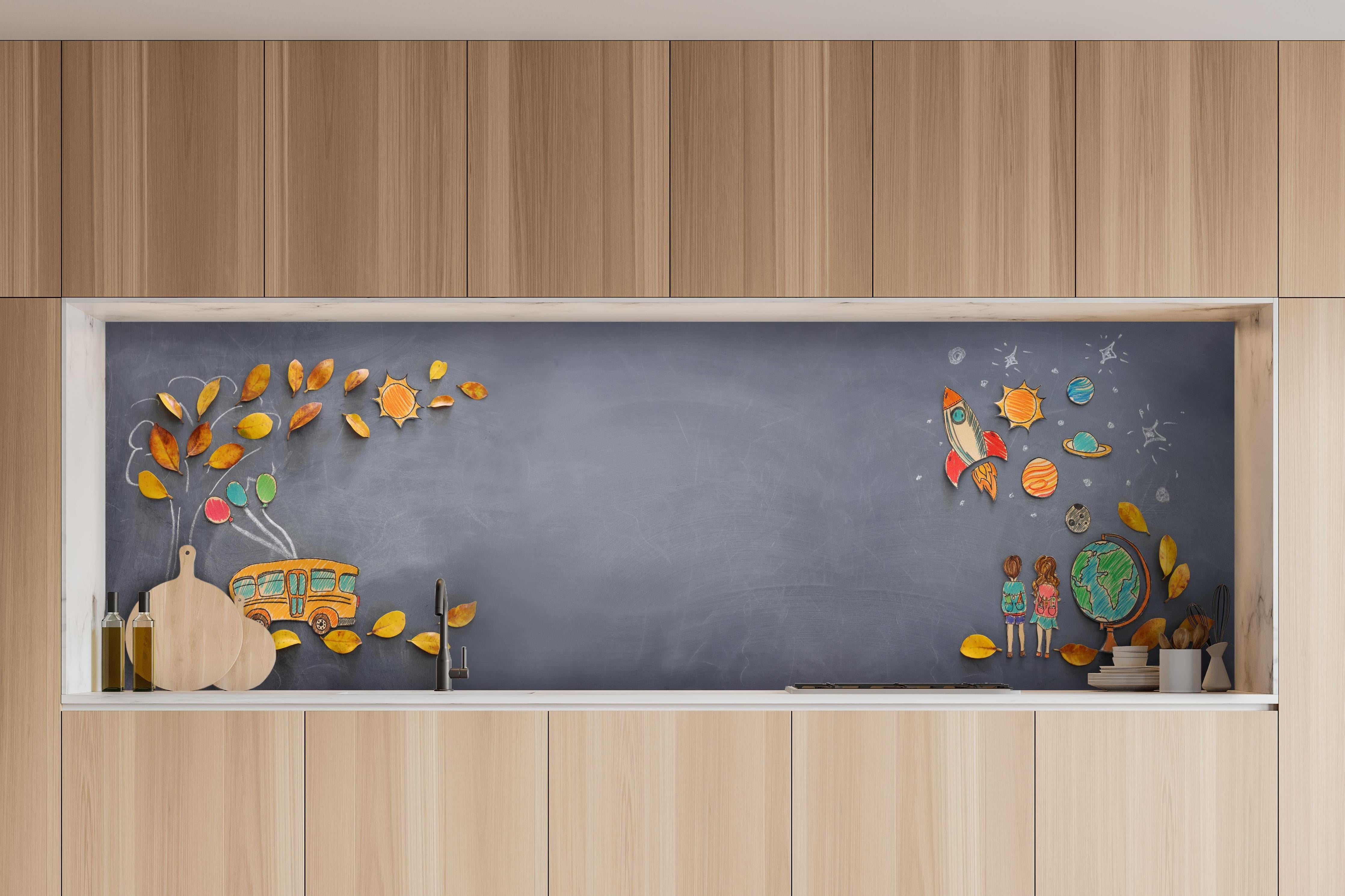 Küche - Herbstleaves und Schulbus auf Tafel hinter weißen Hochglanz-Küchenregalen und schwarzem Wasserhahn
