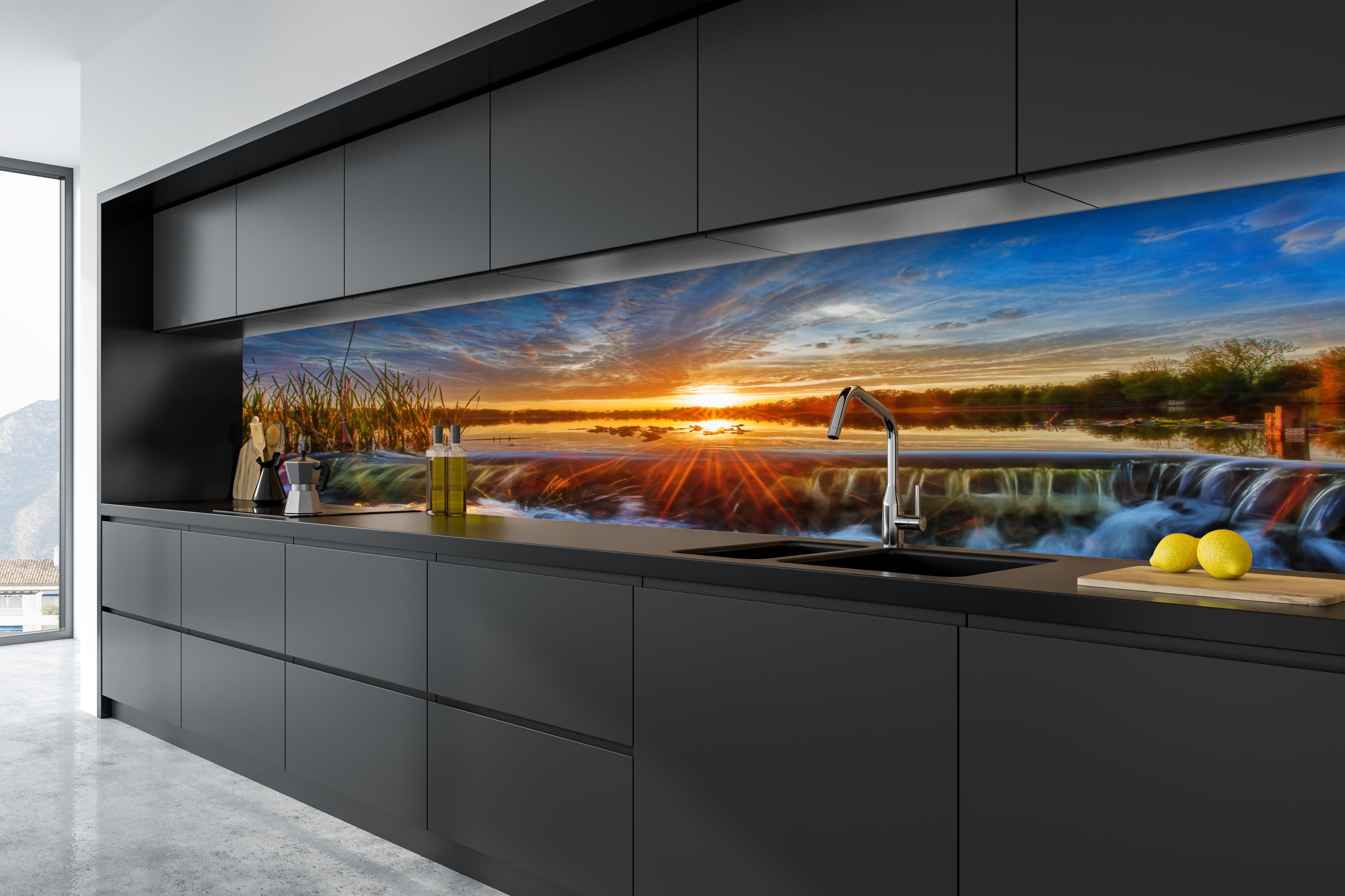 Küche - Herbstlicher Sonnenuntergang hinter weißen Hochglanz-Küchenregalen und schwarzem Wasserhahn