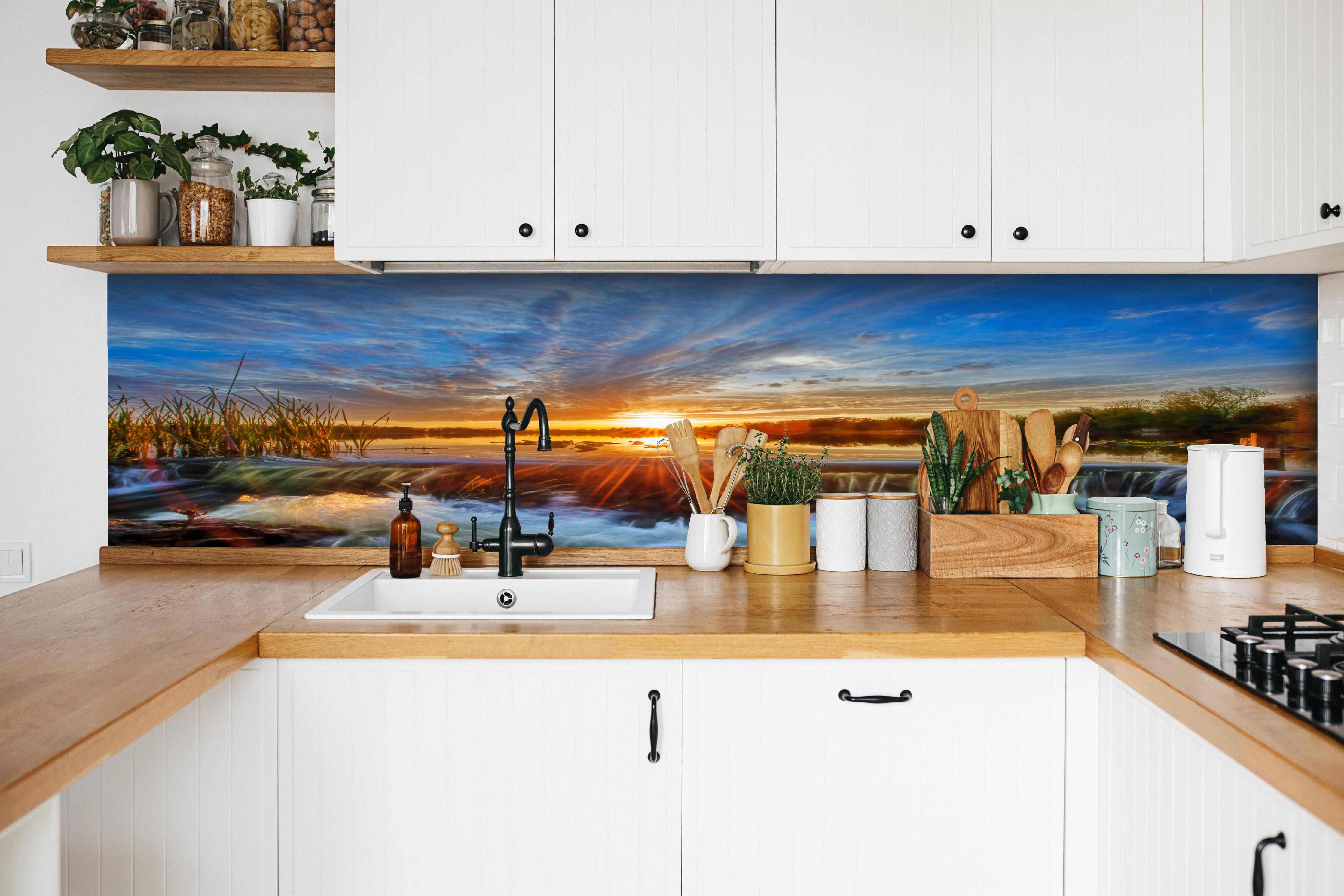 Küche - Herbstlicher Sonnenuntergang hinter weißen Hochglanz-Küchenregalen und schwarzem Wasserhahn