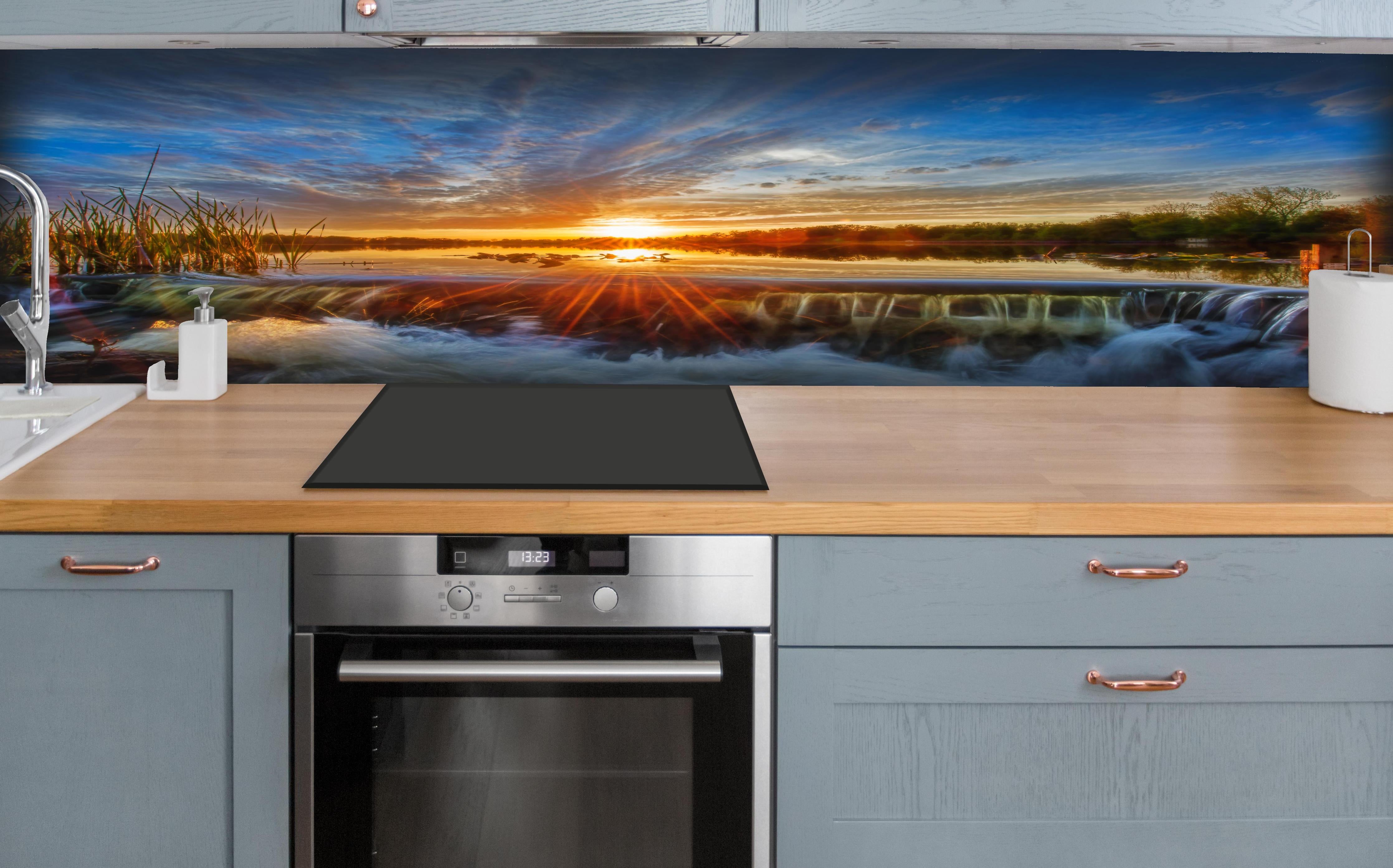 Küche - Herbstlicher Sonnenuntergang hinter weißen Hochglanz-Küchenregalen und schwarzem Wasserhahn