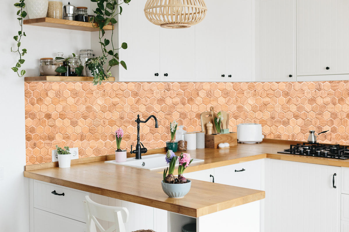 Küche - Hexagonales Wabenmuster Holzoptik hinter weißen Hochglanz-Küchenregalen und schwarzem Wasserhahn