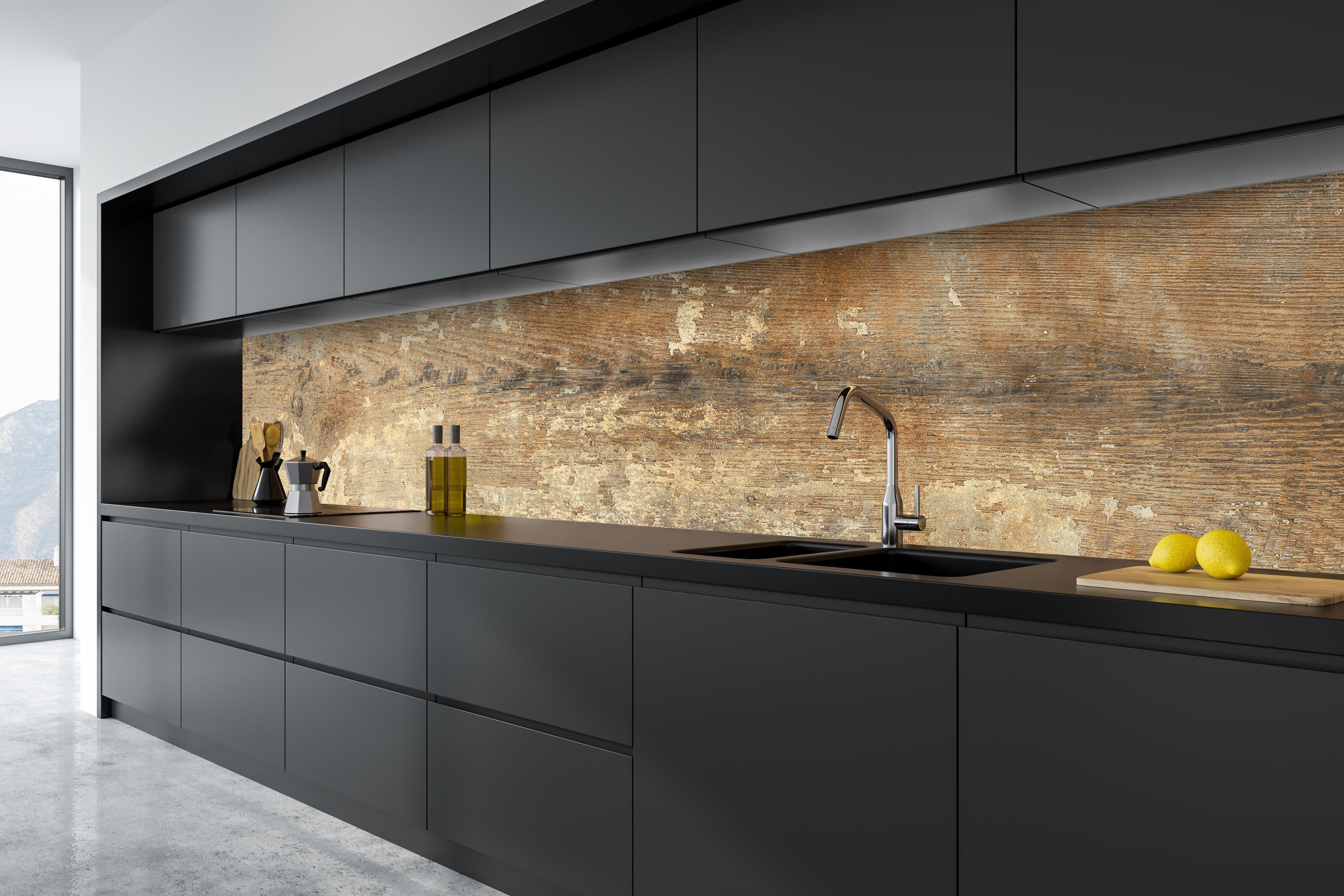 Küche - Historische Eichenholz-Oberflächenstruktur hinter weißen Hochglanz-Küchenregalen und schwarzem Wasserhahn