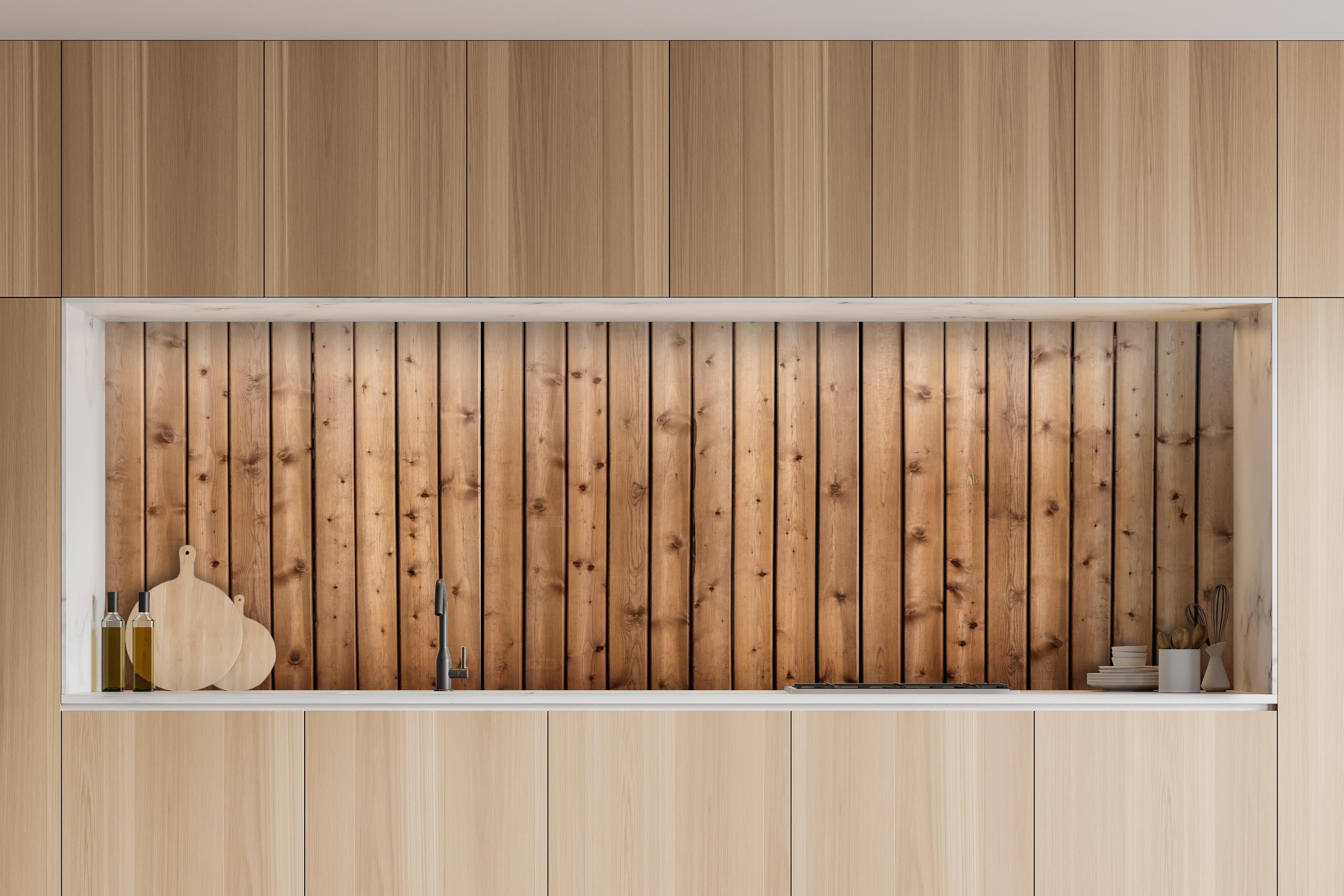 Küche - Hochauflösende Holzbrett-Struktur hinter weißen Hochglanz-Küchenregalen und schwarzem Wasserhahn