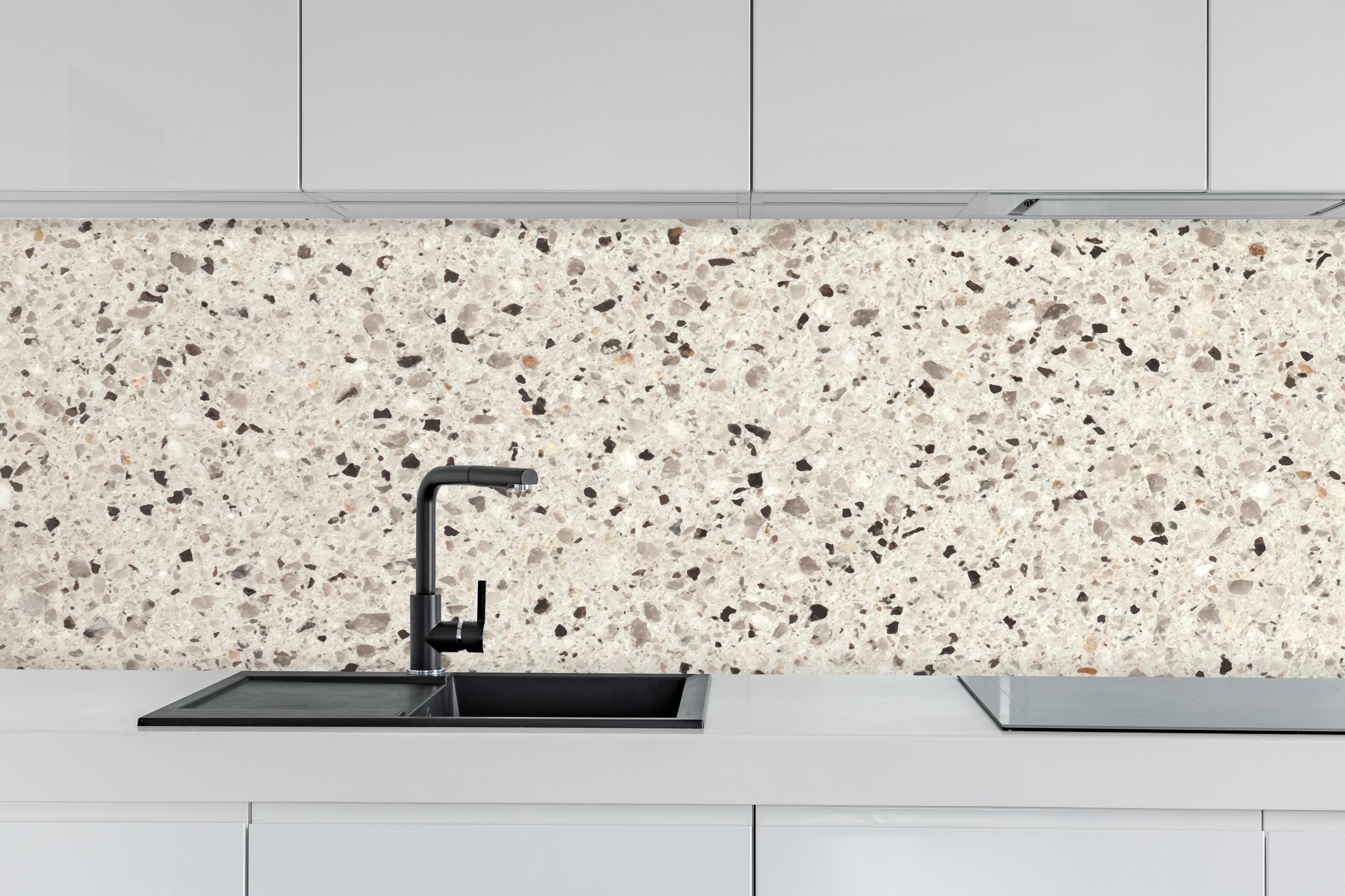 Küche - Hochwertige Weiß-und-Grau Terrazzo Textur hinter weißen Hochglanz-Küchenregalen und schwarzem Wasserhahn