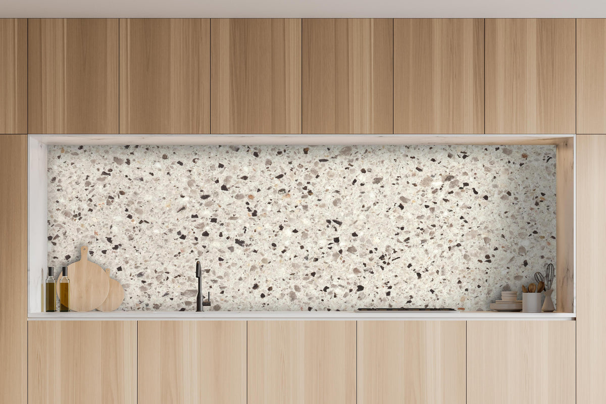 Küche - Hochwertige Weiß-und-Grau Terrazzo Textur hinter weißen Hochglanz-Küchenregalen und schwarzem Wasserhahn