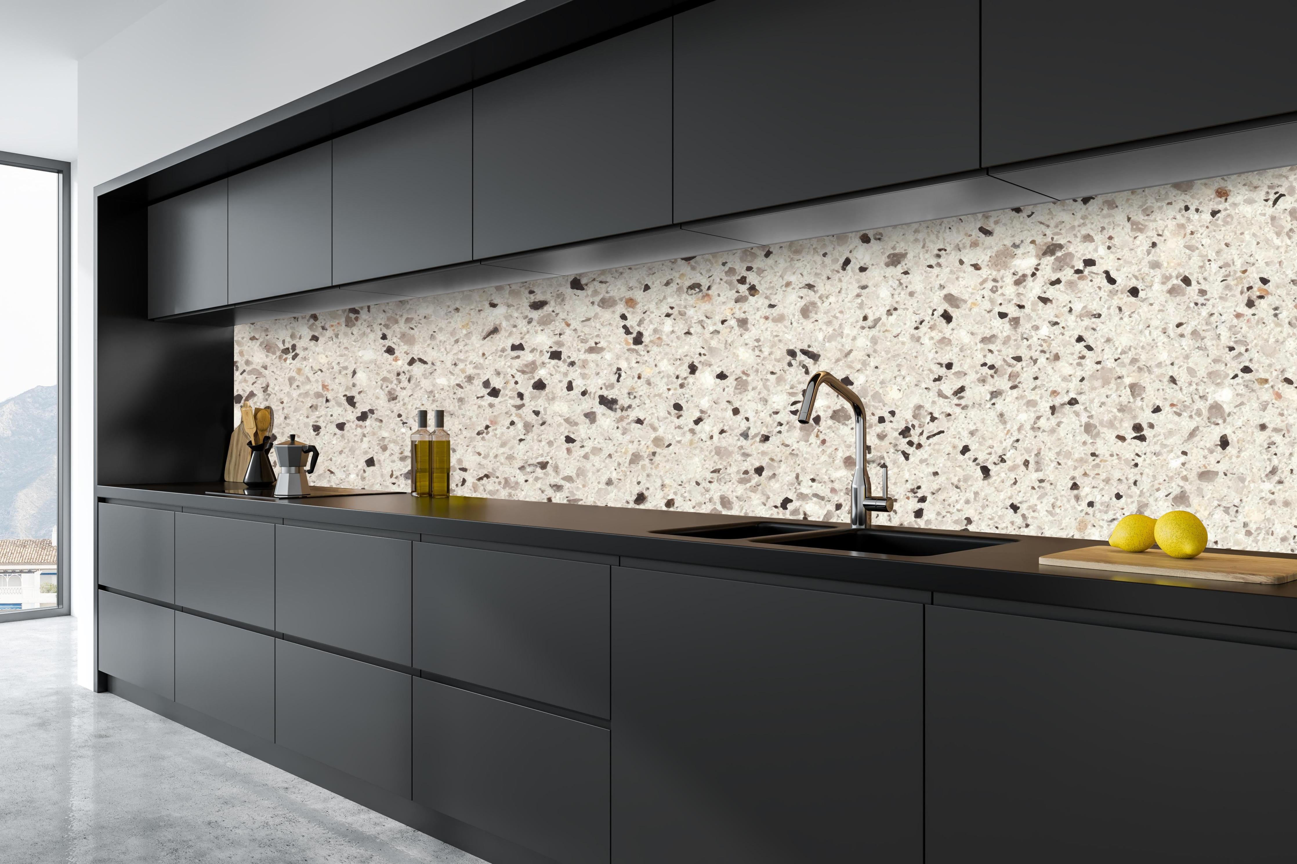 Küche - Hochwertige Weiß-und-Grau Terrazzo Textur hinter weißen Hochglanz-Küchenregalen und schwarzem Wasserhahn