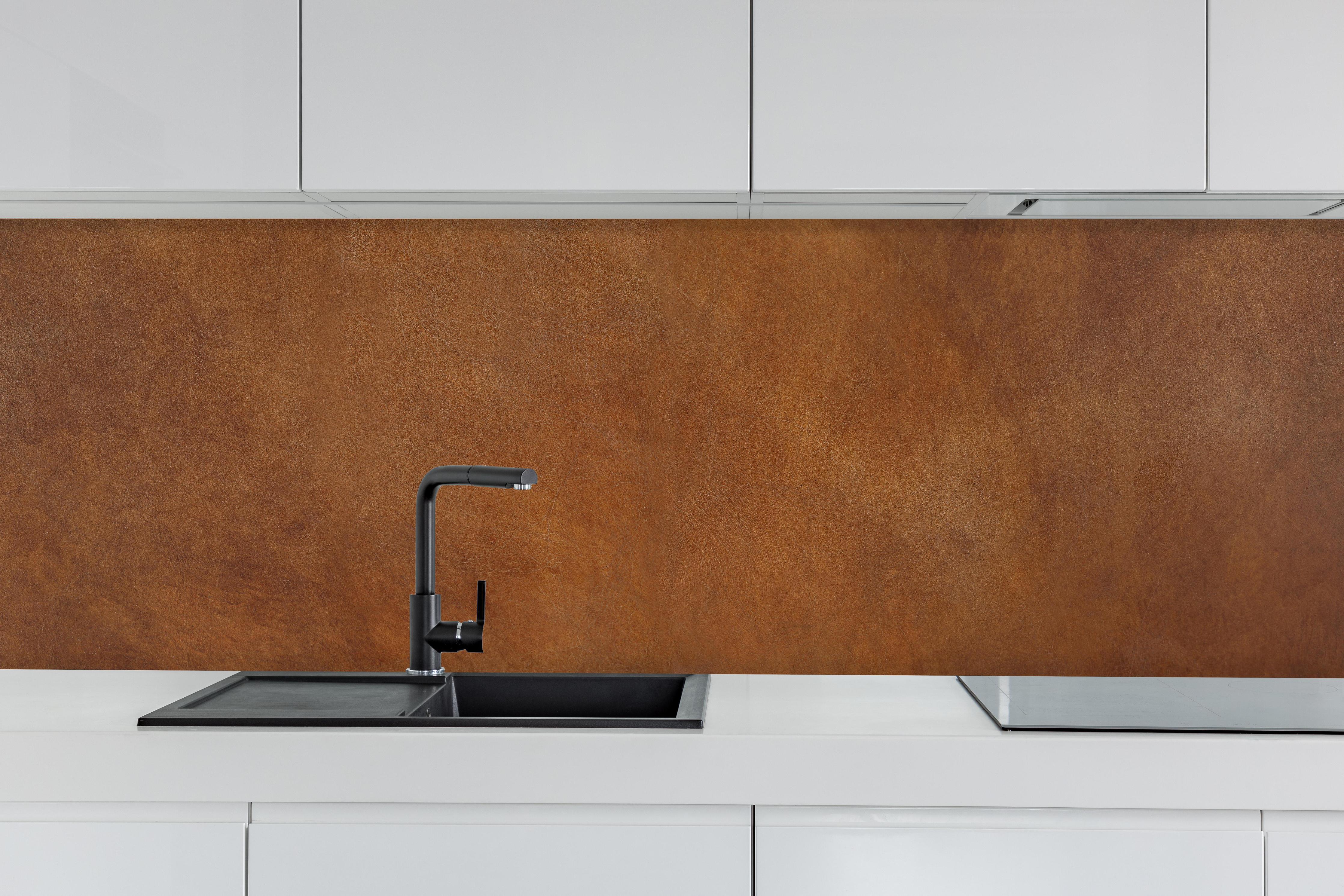 Küche - Hochwertige abstrakte braune Lederoberfläche hinter weißen Hochglanz-Küchenregalen und schwarzem Wasserhahn