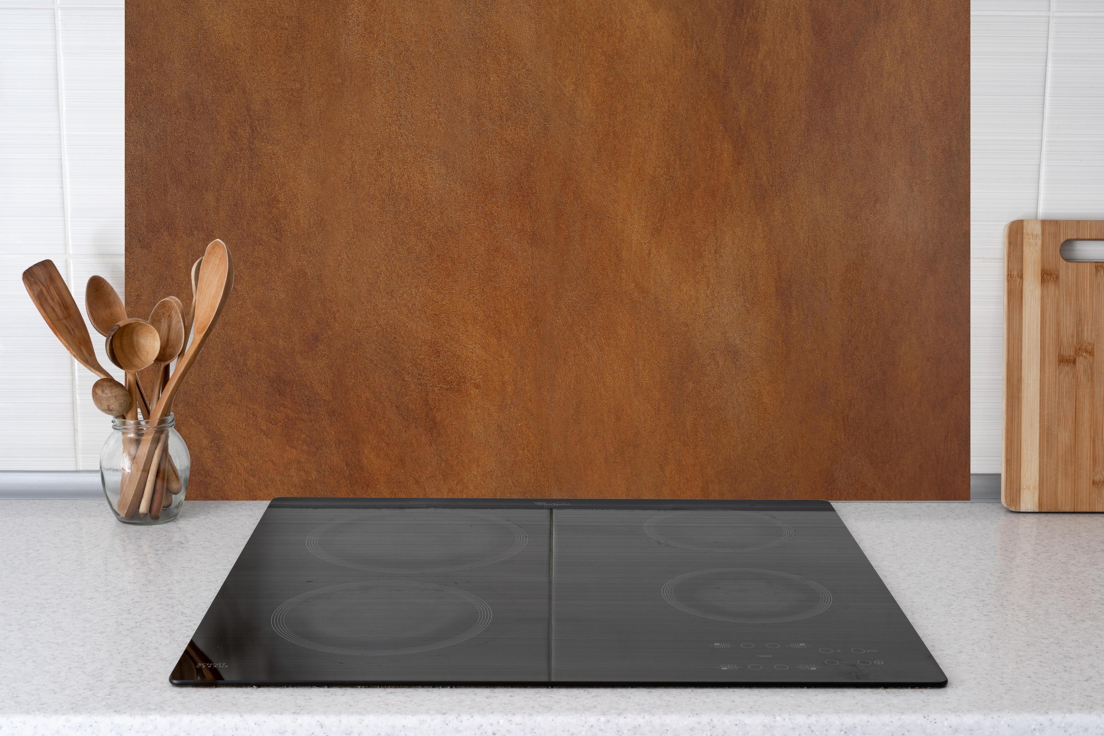 Küche - Hochwertige abstrakte braune Lederoberfläche hinter weißen Hochglanz-Küchenregalen und schwarzem Wasserhahn