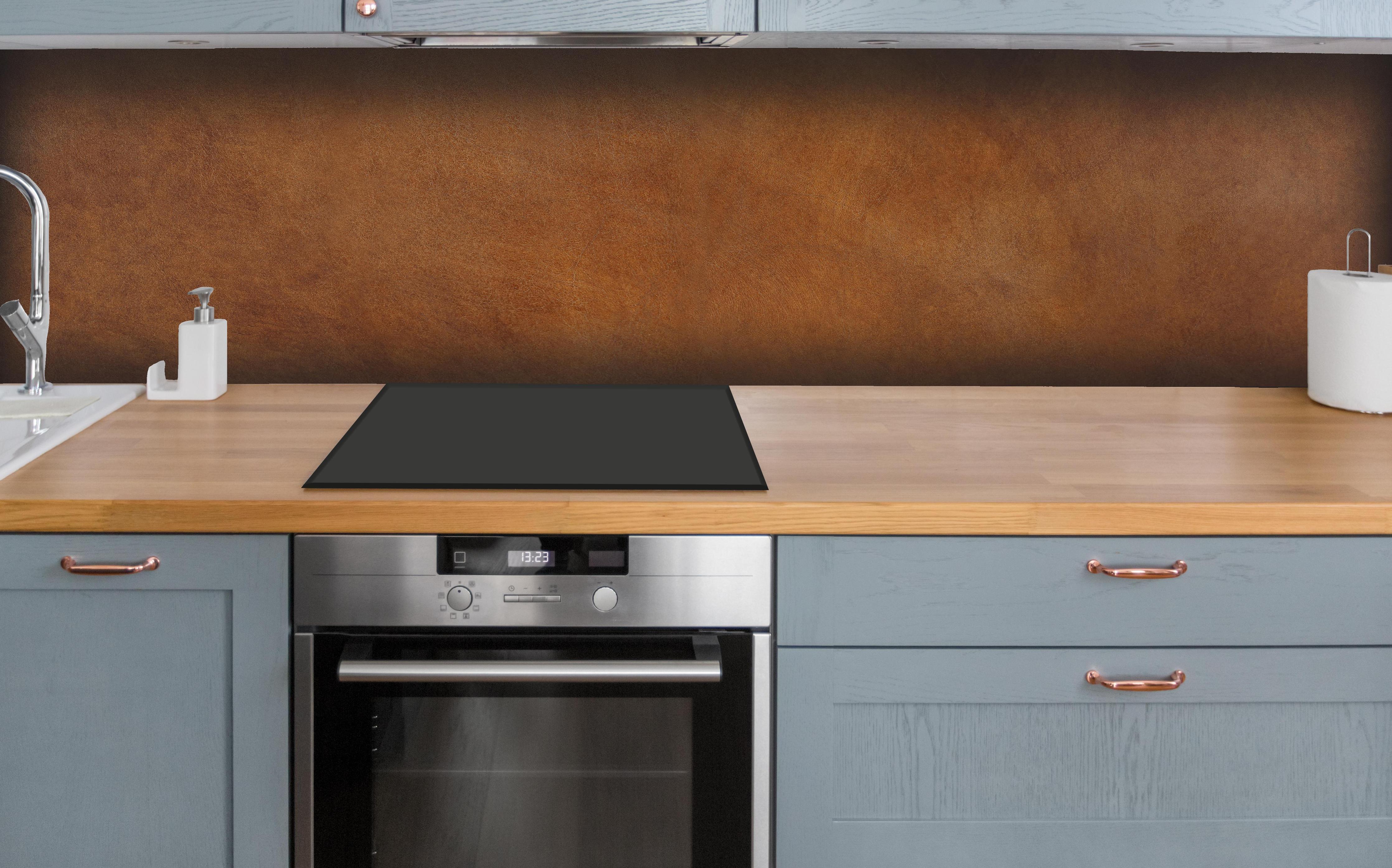 Küche - Hochwertige abstrakte braune Lederoberfläche hinter weißen Hochglanz-Küchenregalen und schwarzem Wasserhahn