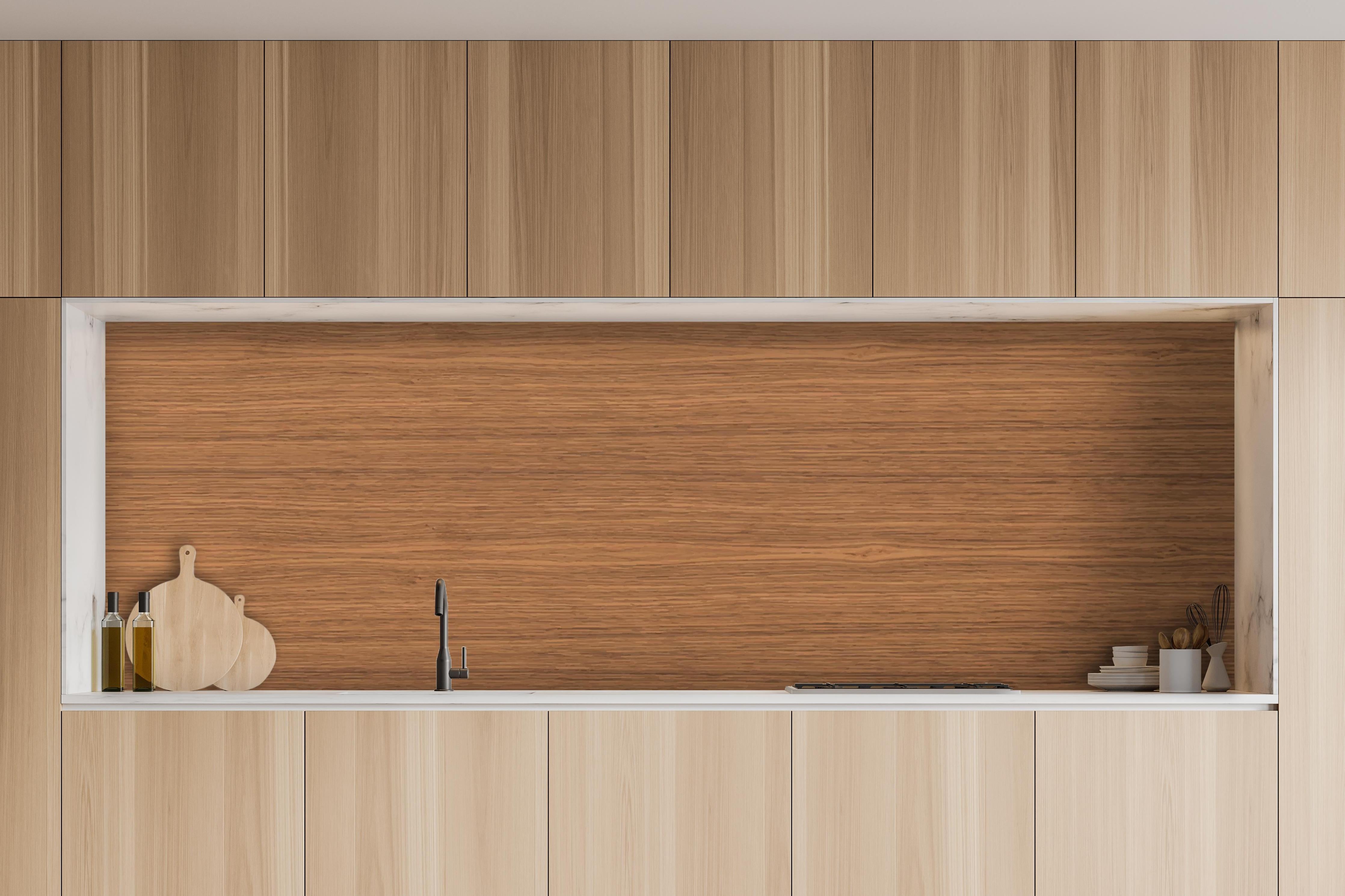 Küche - Hochwertige braune Echtholz-Struktur hinter weißen Hochglanz-Küchenregalen und schwarzem Wasserhahn