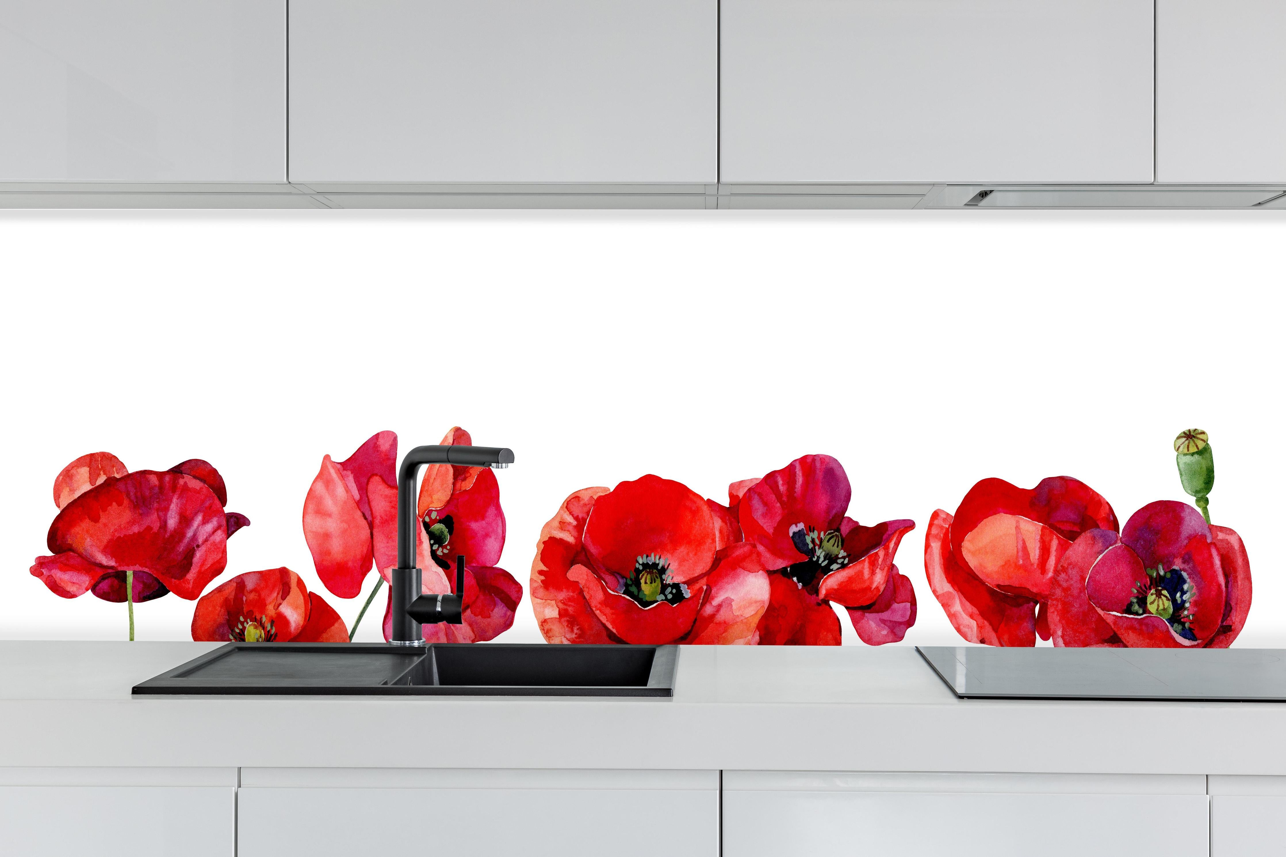 Küche - Horizontale scharlachroten Mohnblumen hinter weißen Hochglanz-Küchenregalen und schwarzem Wasserhahn