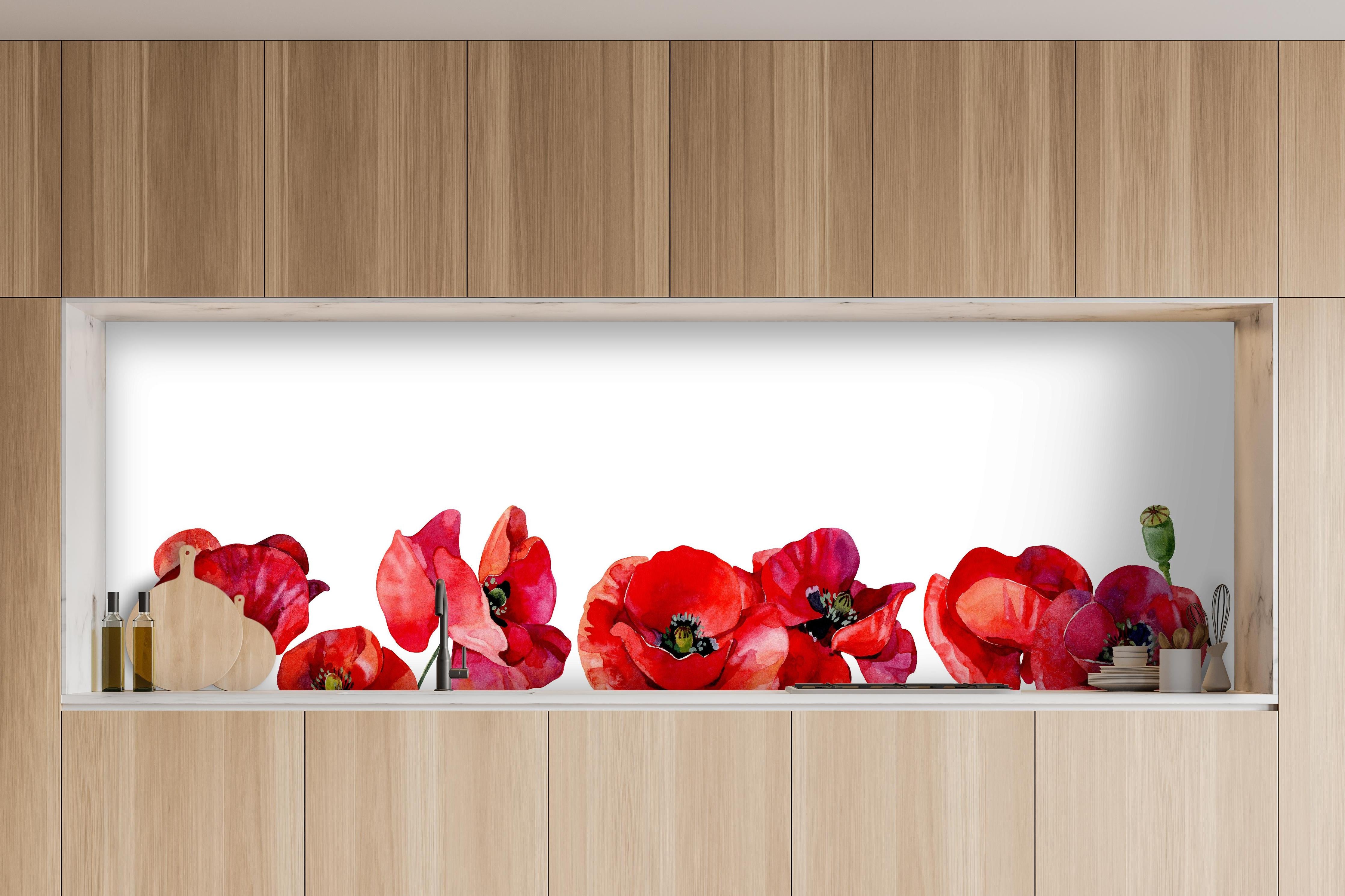 Küche - Horizontale scharlachroten Mohnblumen hinter weißen Hochglanz-Küchenregalen und schwarzem Wasserhahn