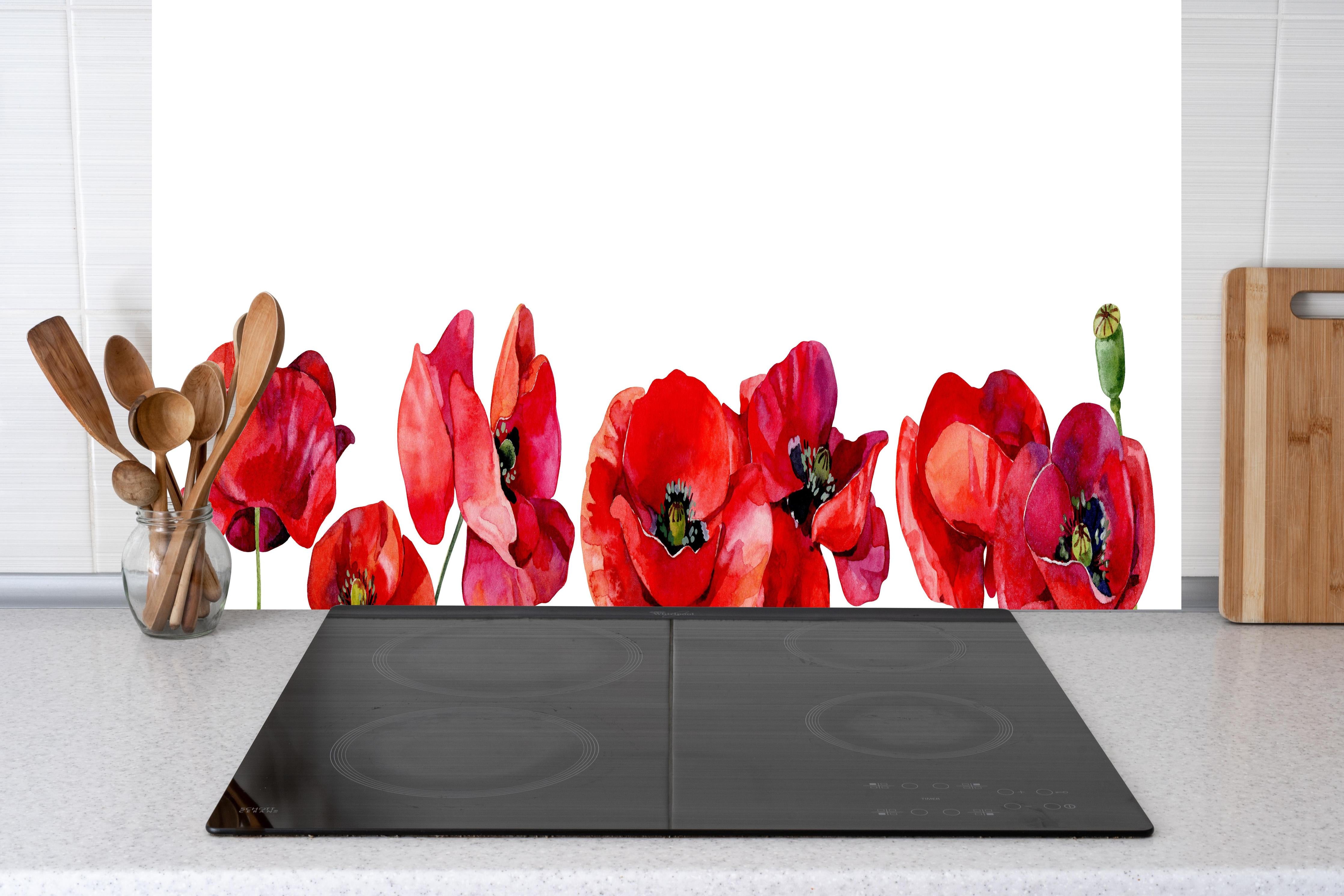 Küche - Horizontale scharlachroten Mohnblumen hinter weißen Hochglanz-Küchenregalen und schwarzem Wasserhahn