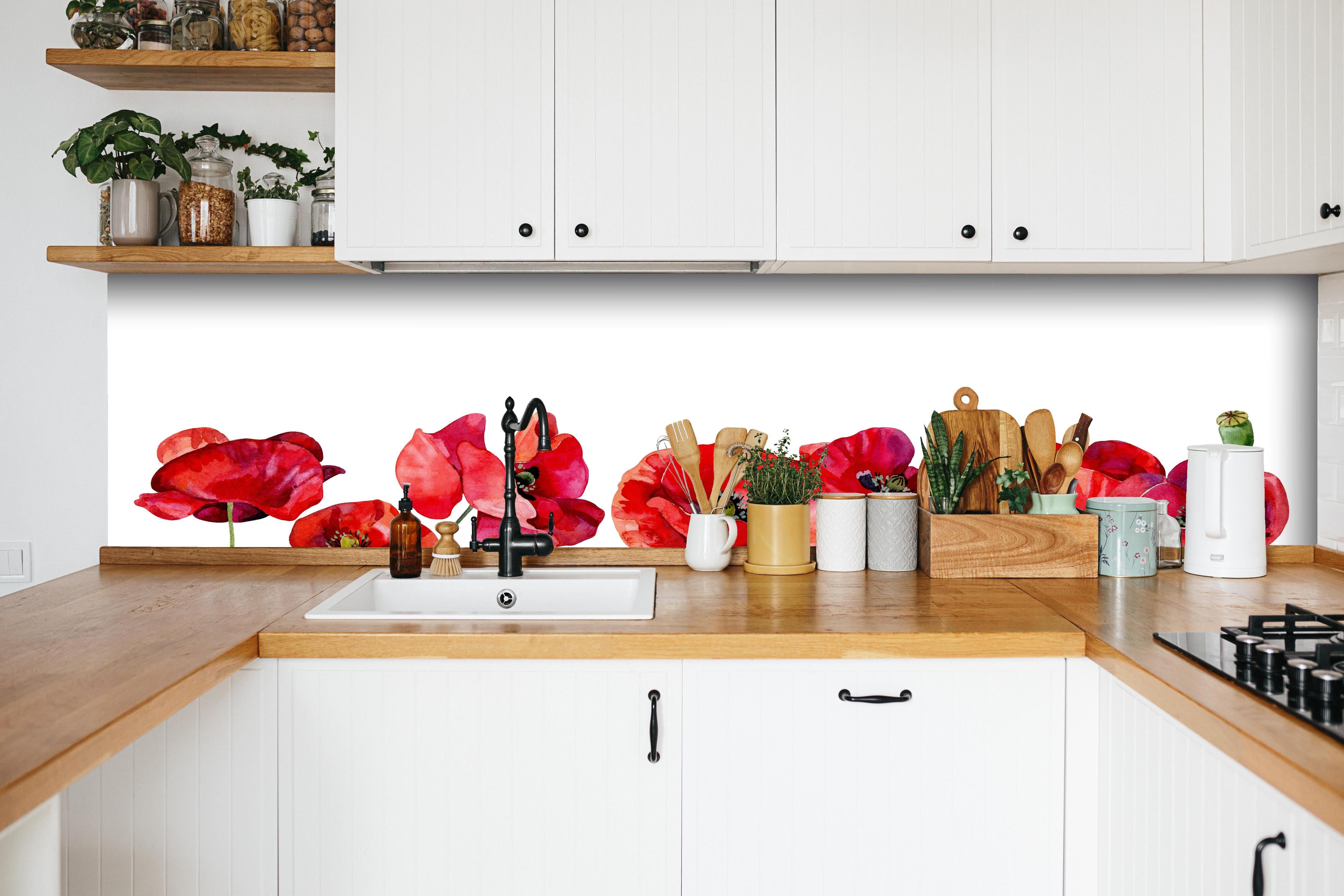 Küche - Horizontale scharlachroten Mohnblumen hinter weißen Hochglanz-Küchenregalen und schwarzem Wasserhahn