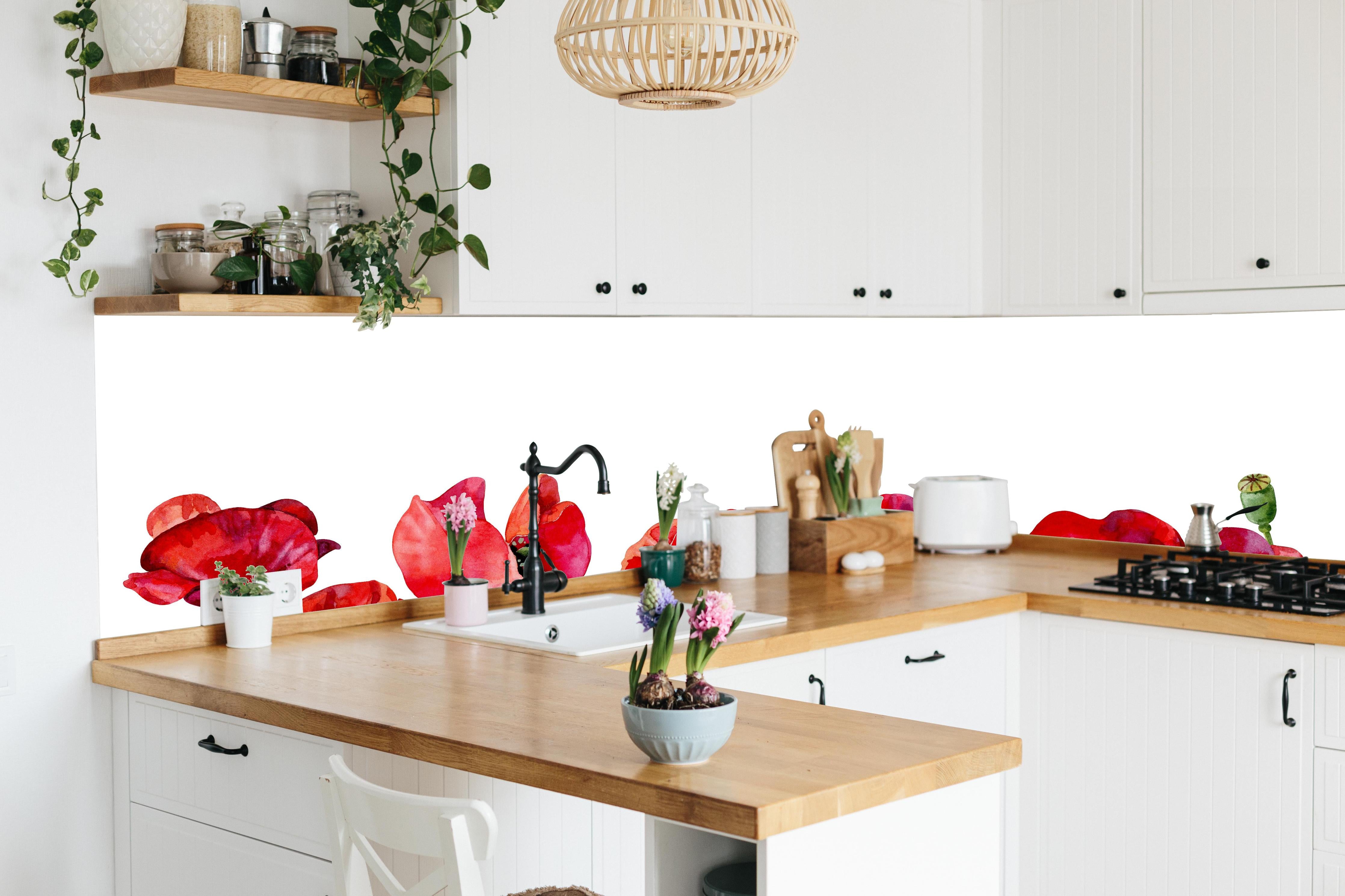 Küche - Horizontale scharlachroten Mohnblumen hinter weißen Hochglanz-Küchenregalen und schwarzem Wasserhahn