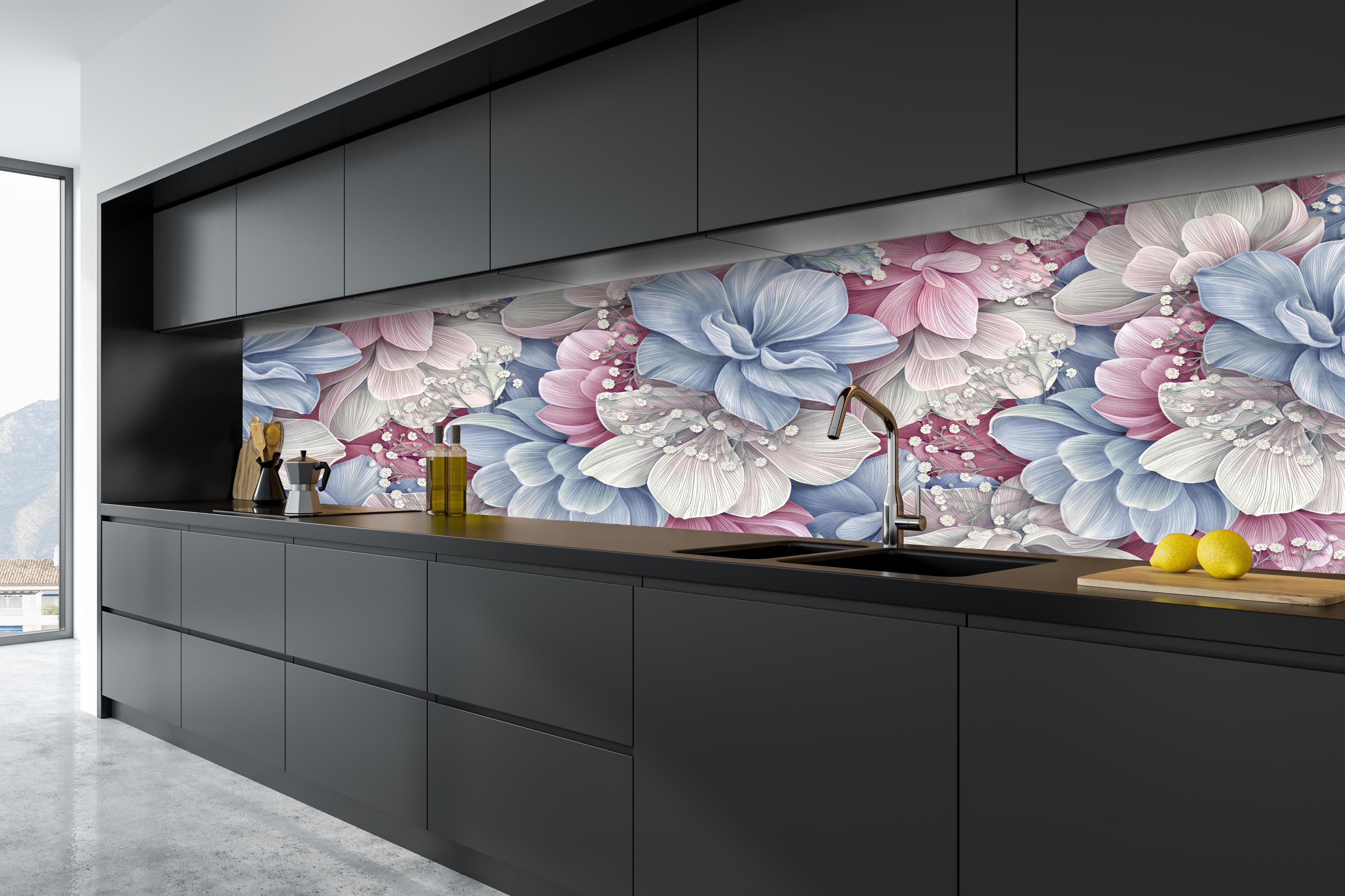 Küche - Hortensienblüten - Aquarellmalerei hinter weißen Hochglanz-Küchenregalen und schwarzem Wasserhahn