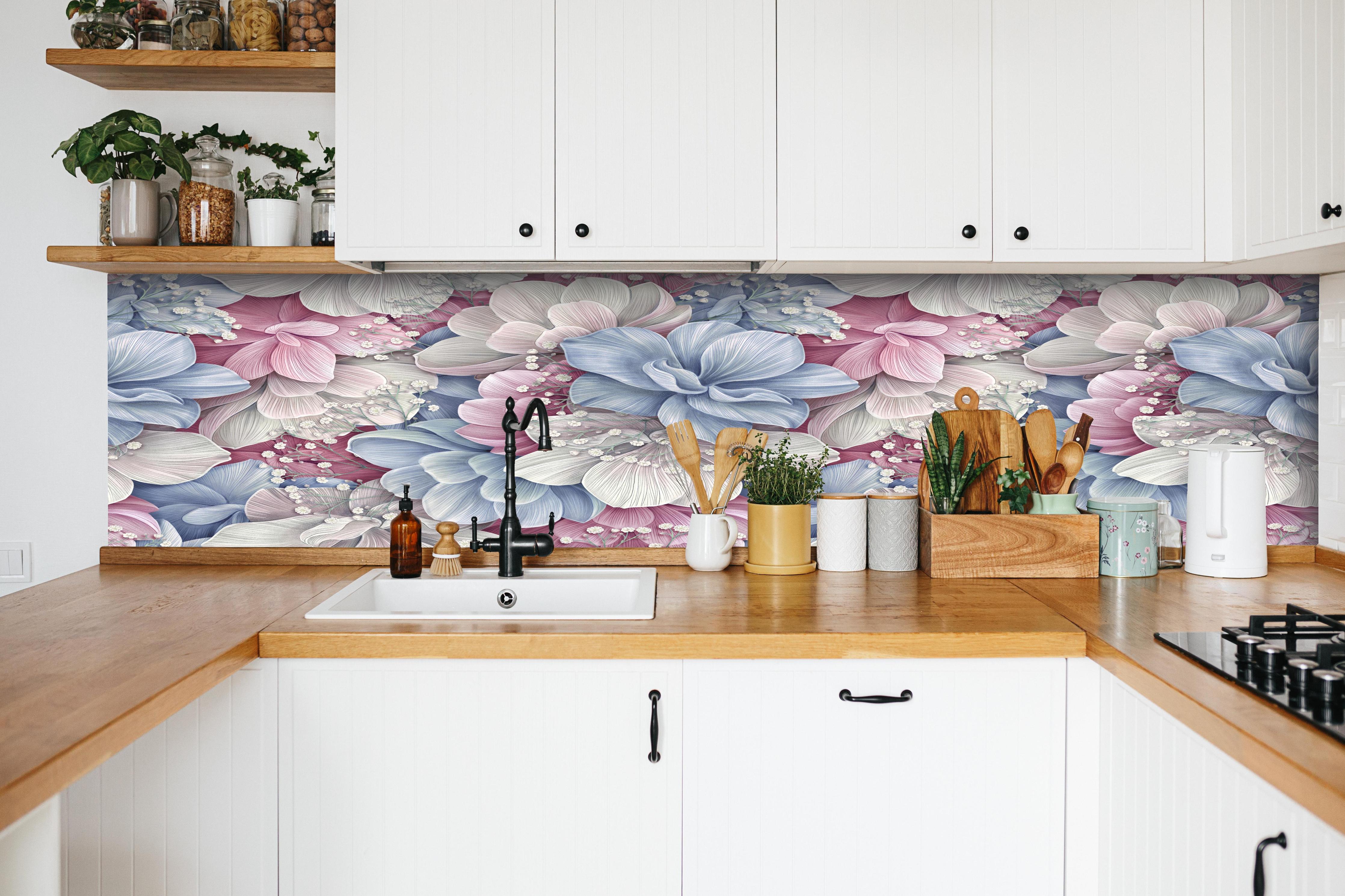 Küche - Hortensienblüten - Aquarellmalerei hinter weißen Hochglanz-Küchenregalen und schwarzem Wasserhahn