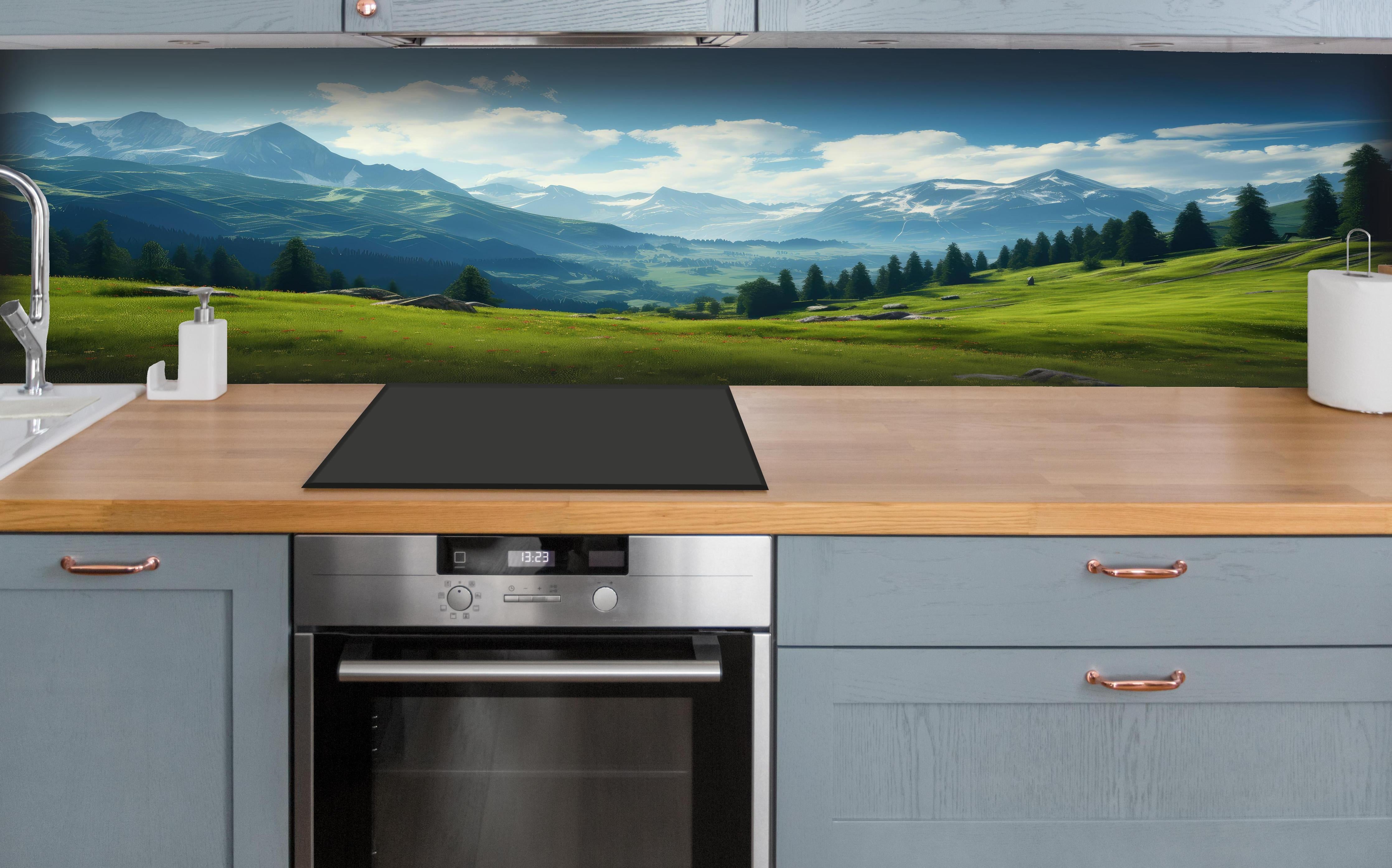 Küche - Idyllische Alpenlandschaft in Sommerfrische hinter weißen Hochglanz-Küchenregalen und schwarzem Wasserhahn