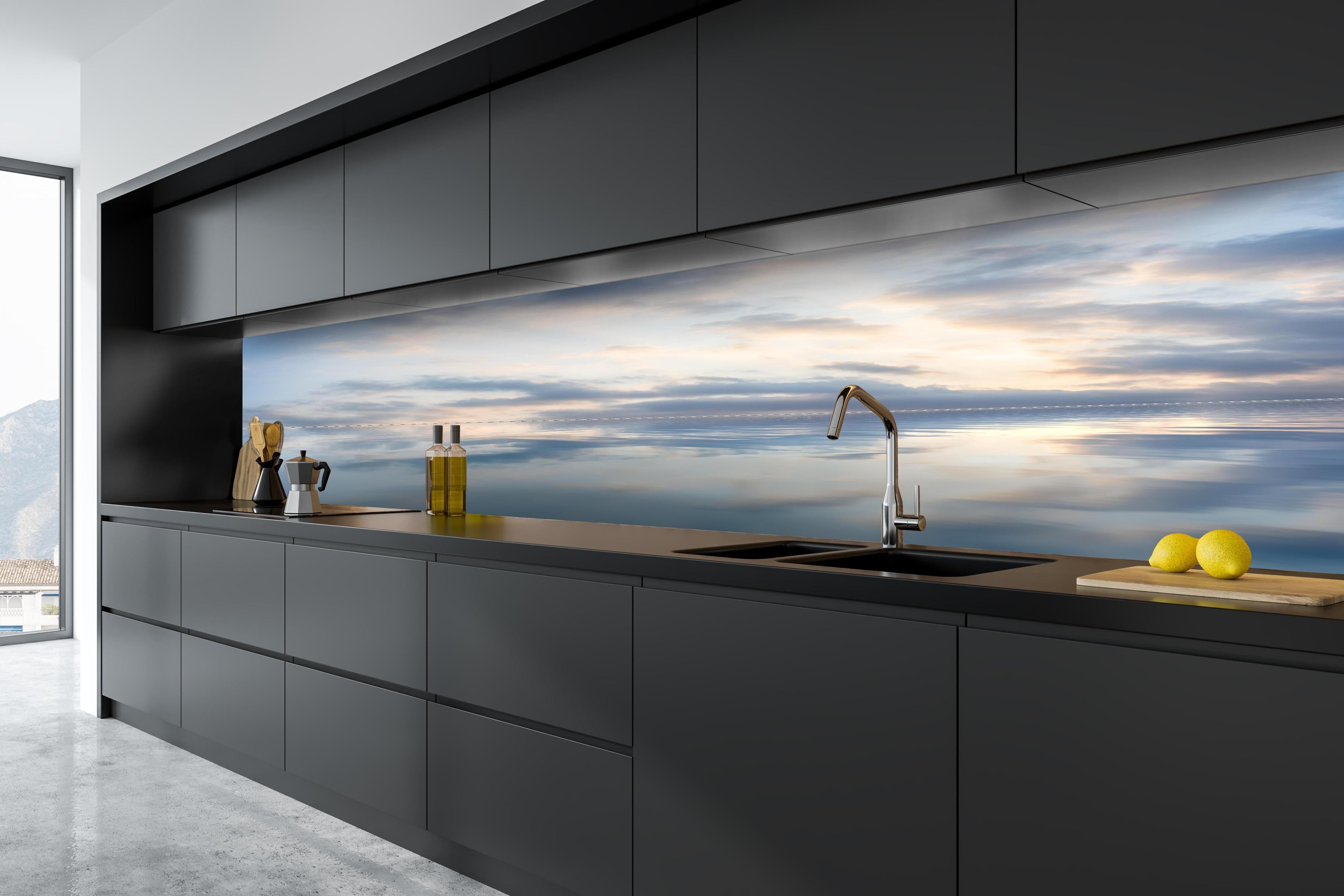 Küche - Idyllische Wasserlandschaft mit zarten Wolkenreflectioenen hinter weißen Hochglanz-Küchenregalen und schwarzem Wasserhahn