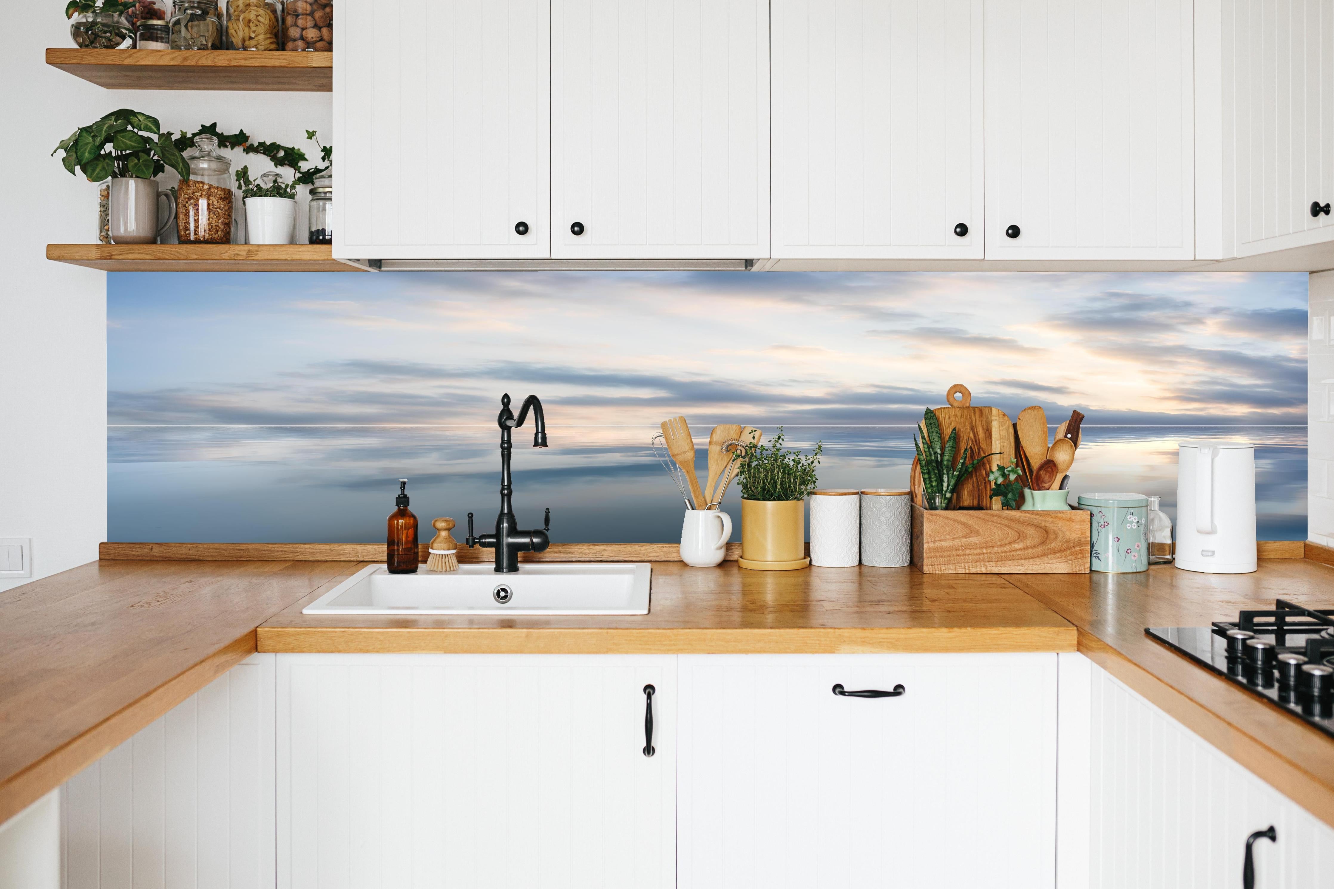 Küche - Idyllische Wasserlandschaft mit zarten Wolkenreflectioenen hinter weißen Hochglanz-Küchenregalen und schwarzem Wasserhahn