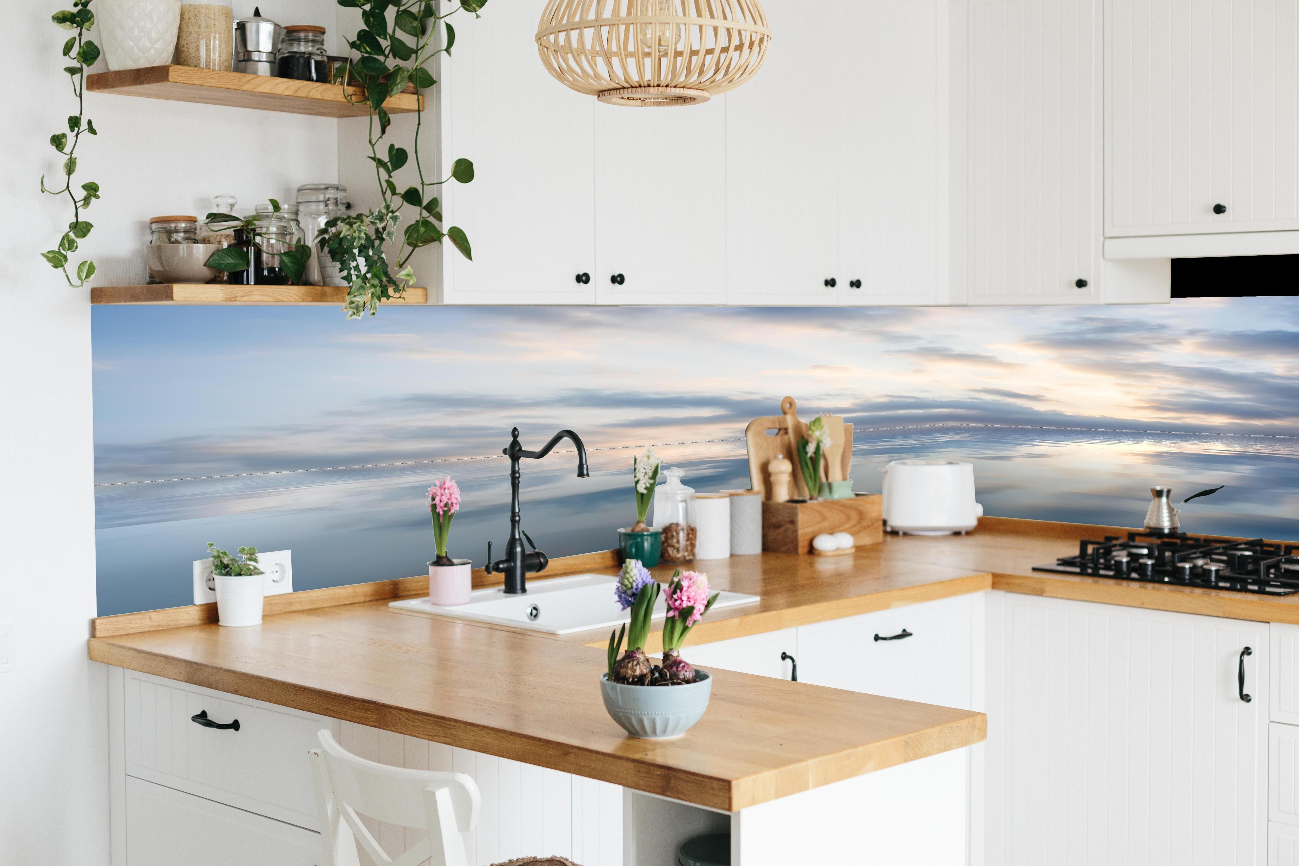 Küche - Idyllische Wasserlandschaft mit zarten Wolkenreflectioenen hinter weißen Hochglanz-Küchenregalen und schwarzem Wasserhahn