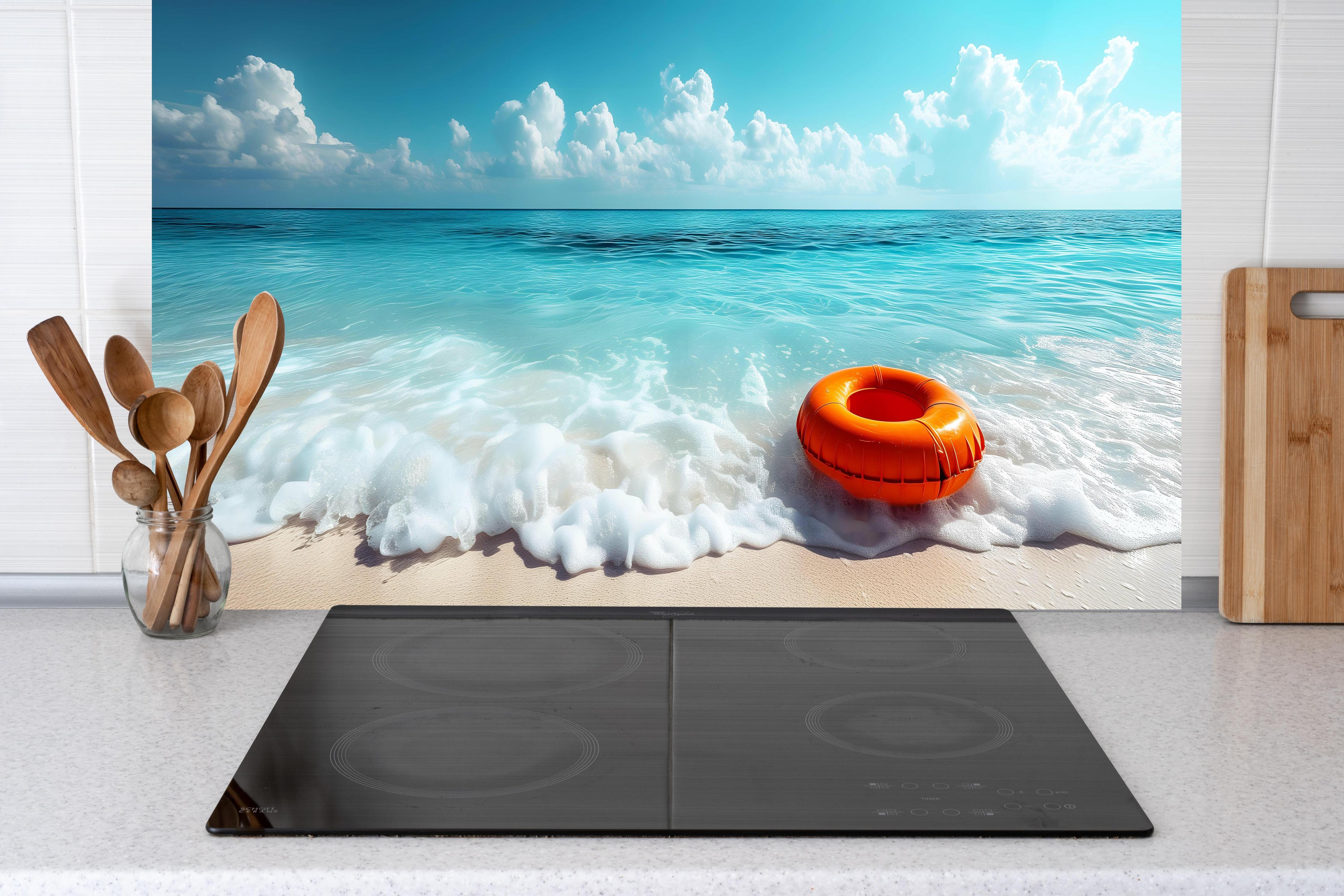 Küche - Idyllischer Strand mit orangefarbener Schwimmringen und klarblauem Wasser hinter weißen Hochglanz-Küchenregalen und schwarzem Wasserhahn