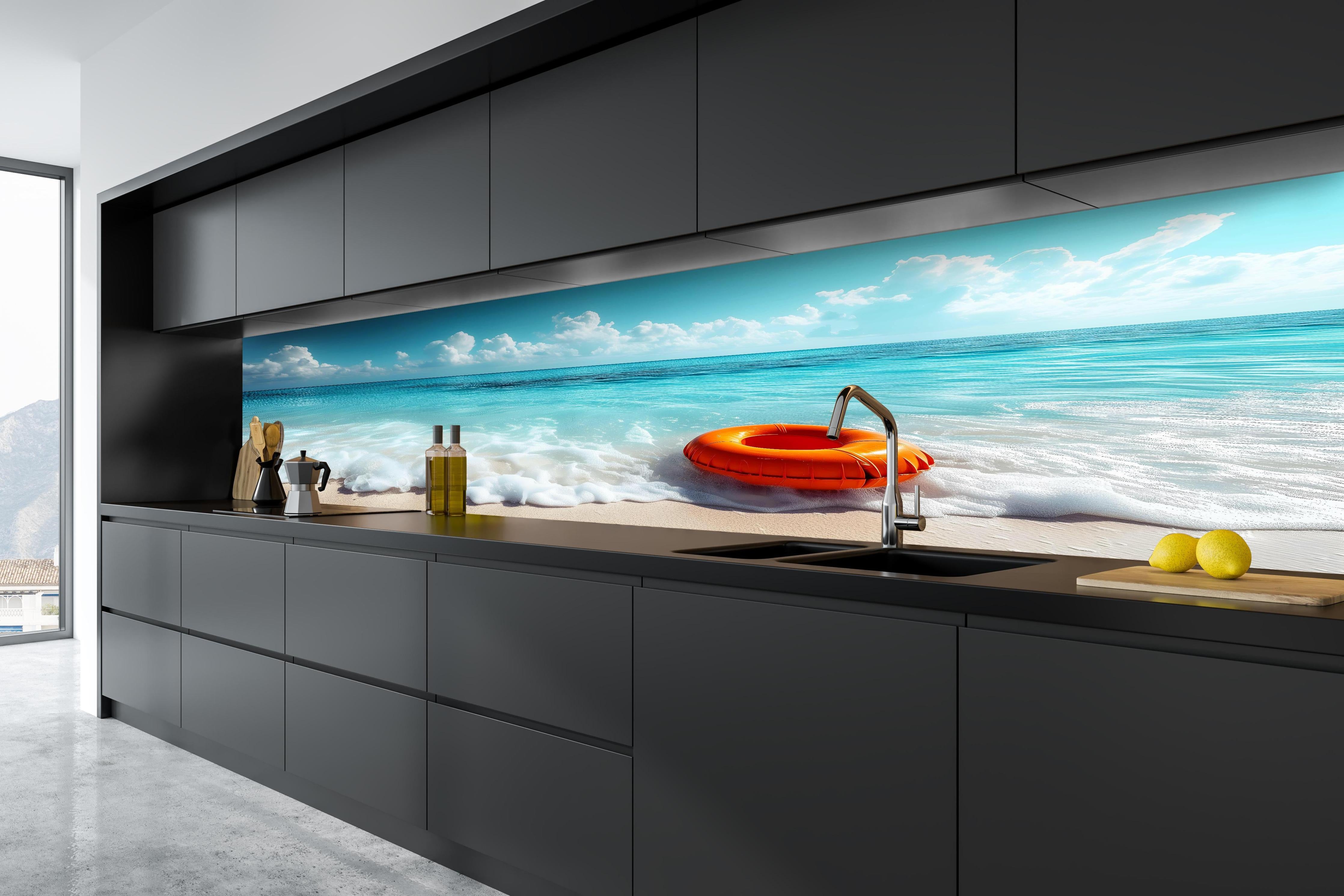 Küche - Idyllischer Strand mit orangefarbener Schwimmringen und klarblauem Wasser hinter weißen Hochglanz-Küchenregalen und schwarzem Wasserhahn