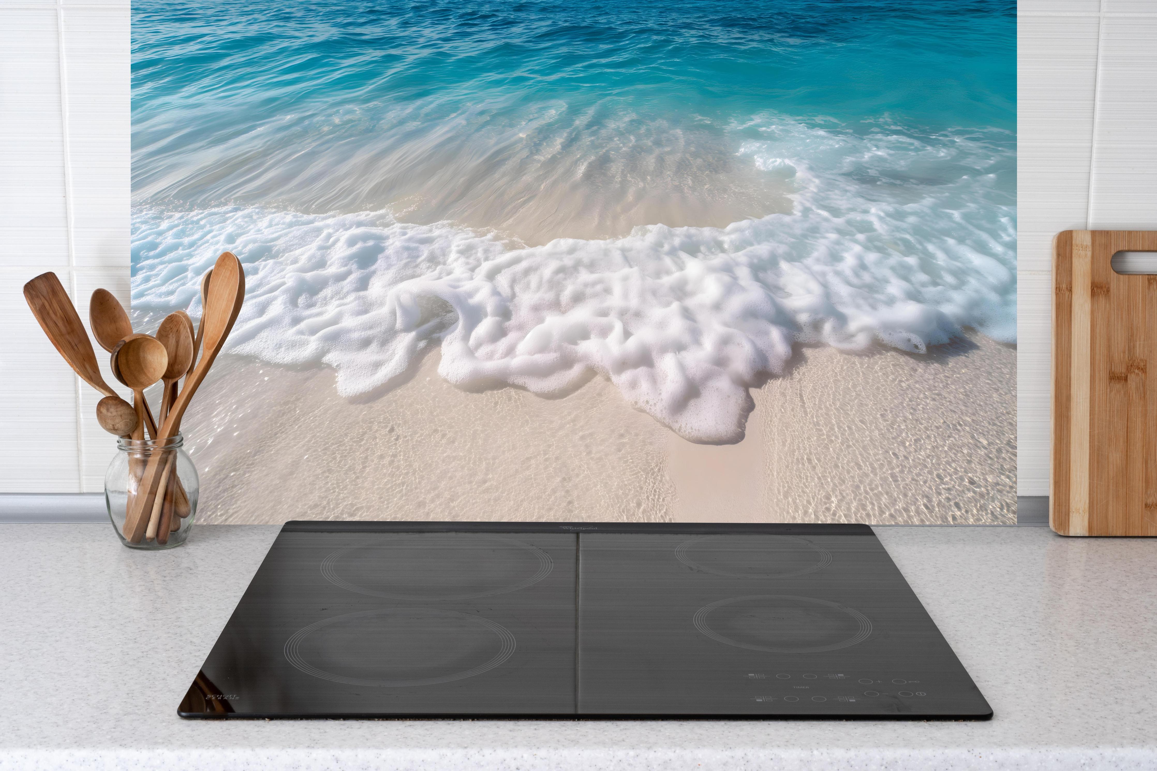 Küche - Idyllischer Strand mit sanften Wellen und weißem Schaum hinter weißen Hochglanz-Küchenregalen und schwarzem Wasserhahn