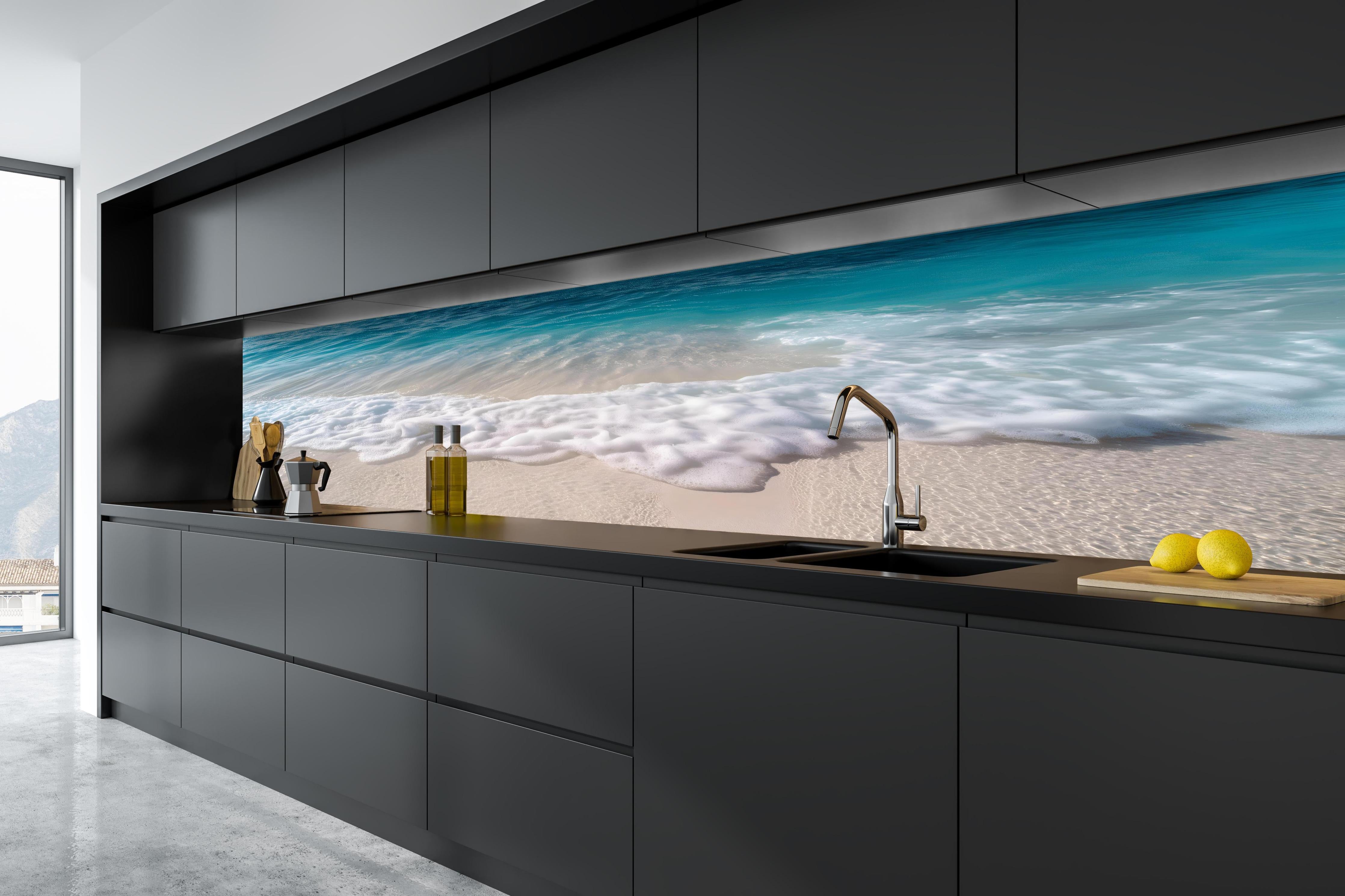 Küche - Idyllischer Strand mit sanften Wellen und weißem Schaum hinter weißen Hochglanz-Küchenregalen und schwarzem Wasserhahn