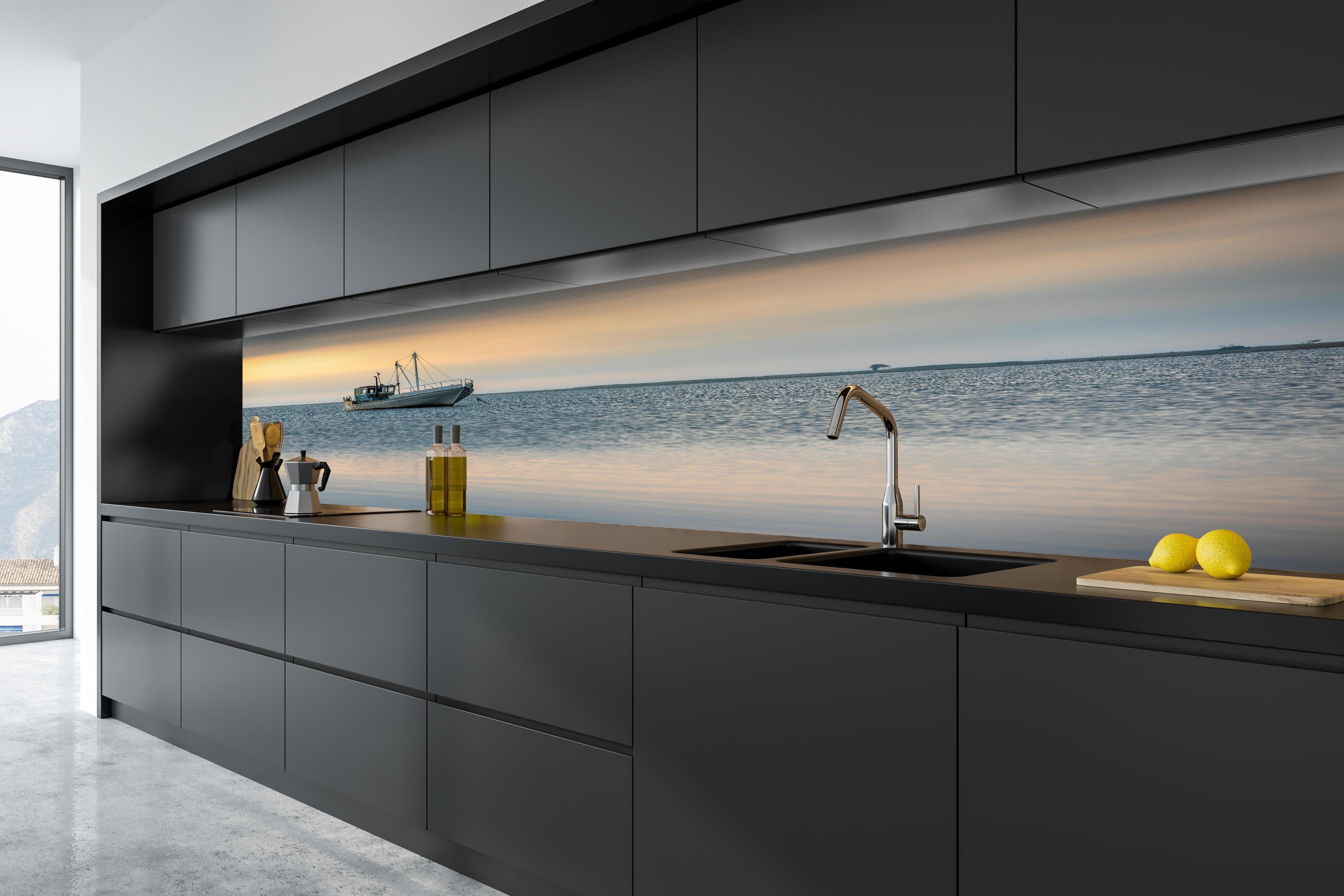 Küche - Idyllisches Boot auf ruhigem Wasser bei Sonnenuntergang hinter weißen Hochglanz-Küchenregalen und schwarzem Wasserhahn