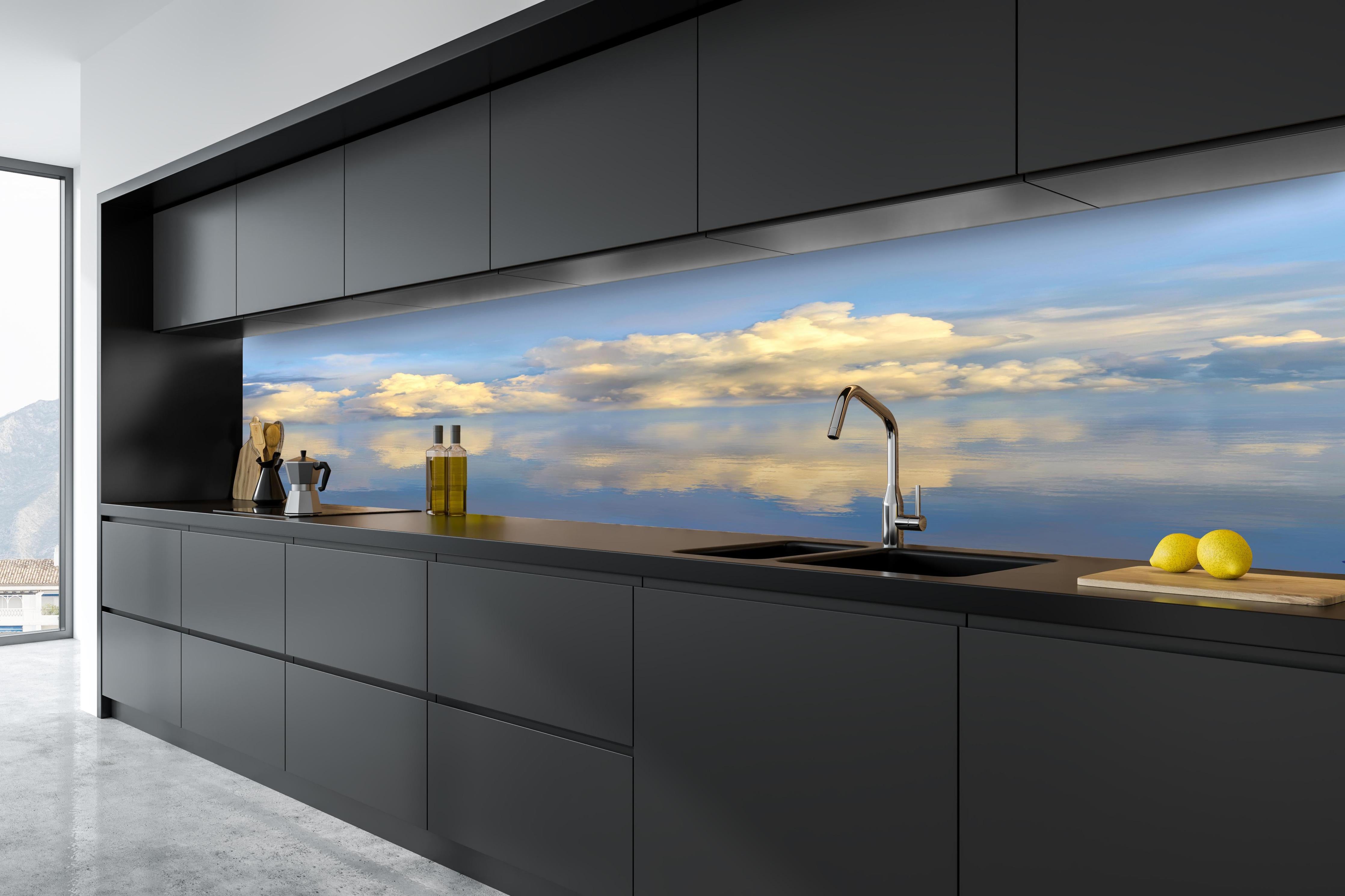 Küche - Idyllisches Wolkenmeer mit leuchtenden Reflexionen auf ruhigem Wasser hinter weißen Hochglanz-Küchenregalen und schwarzem Wasserhahn