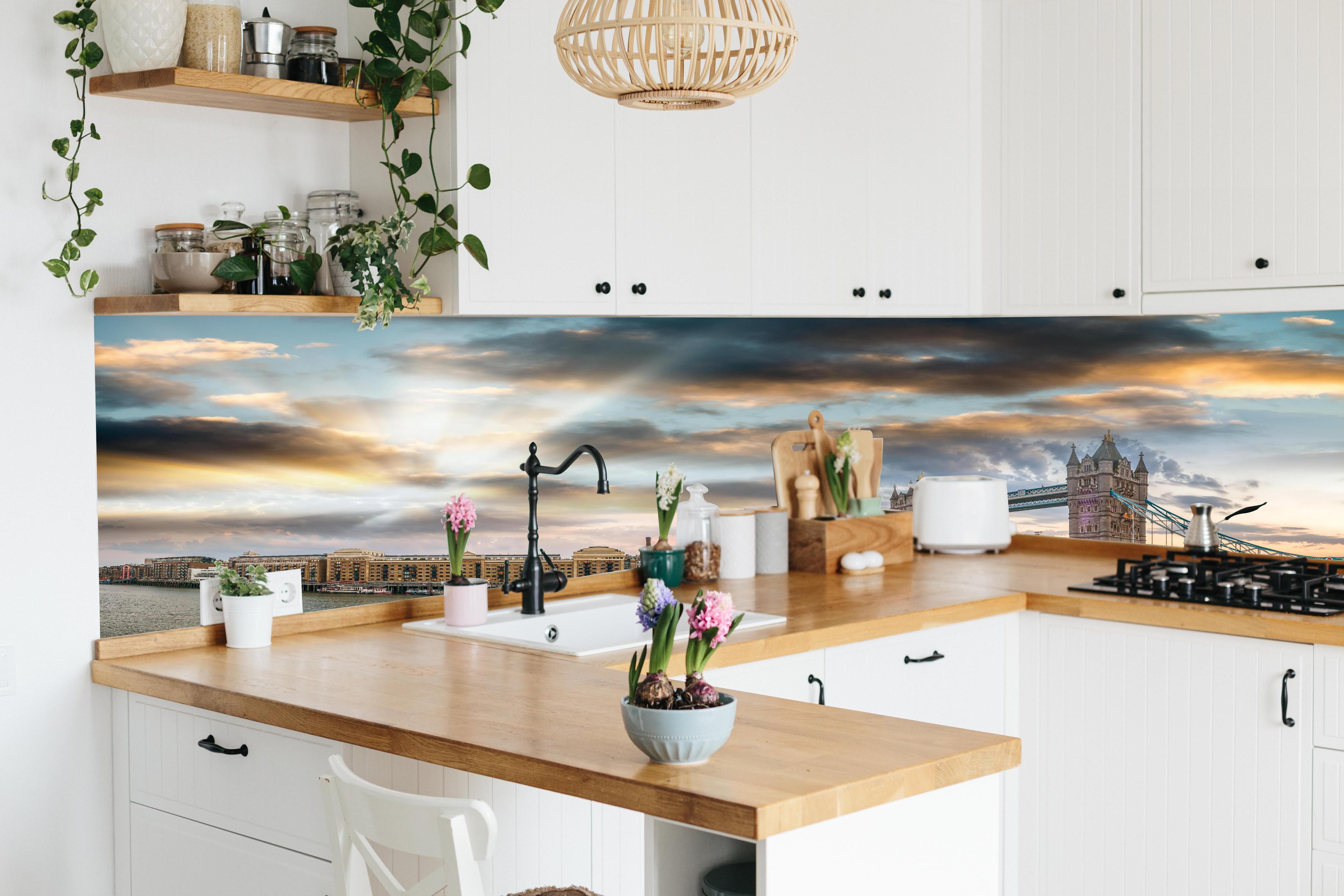 Küche - Ikonische Tower Bridge in London hinter weißen Hochglanz-Küchenregalen und schwarzem Wasserhahn