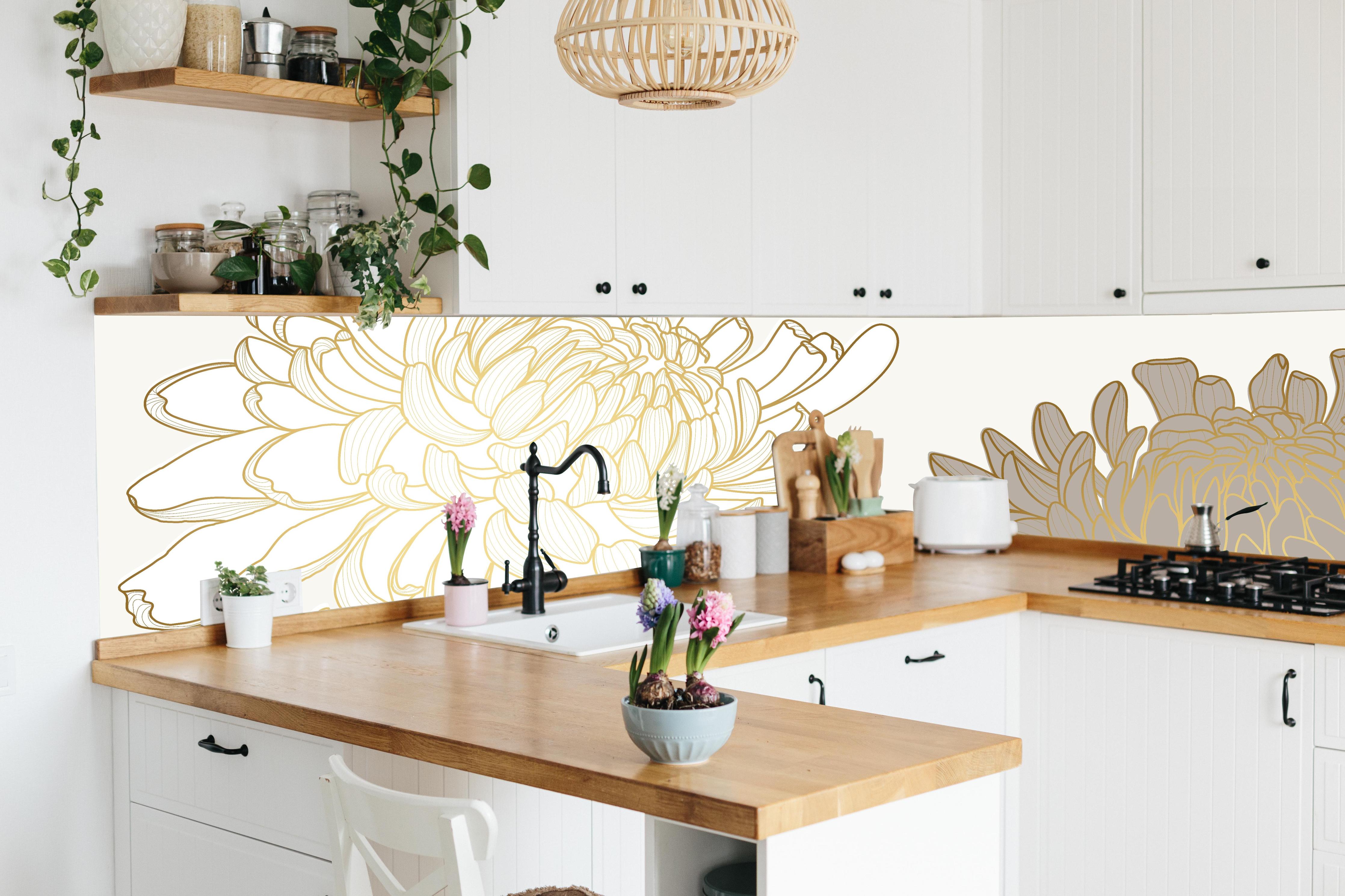 Küche - Illustrative Chrysantheme in Weiß-Beige hinter weißen Hochglanz-Küchenregalen und schwarzem Wasserhahn