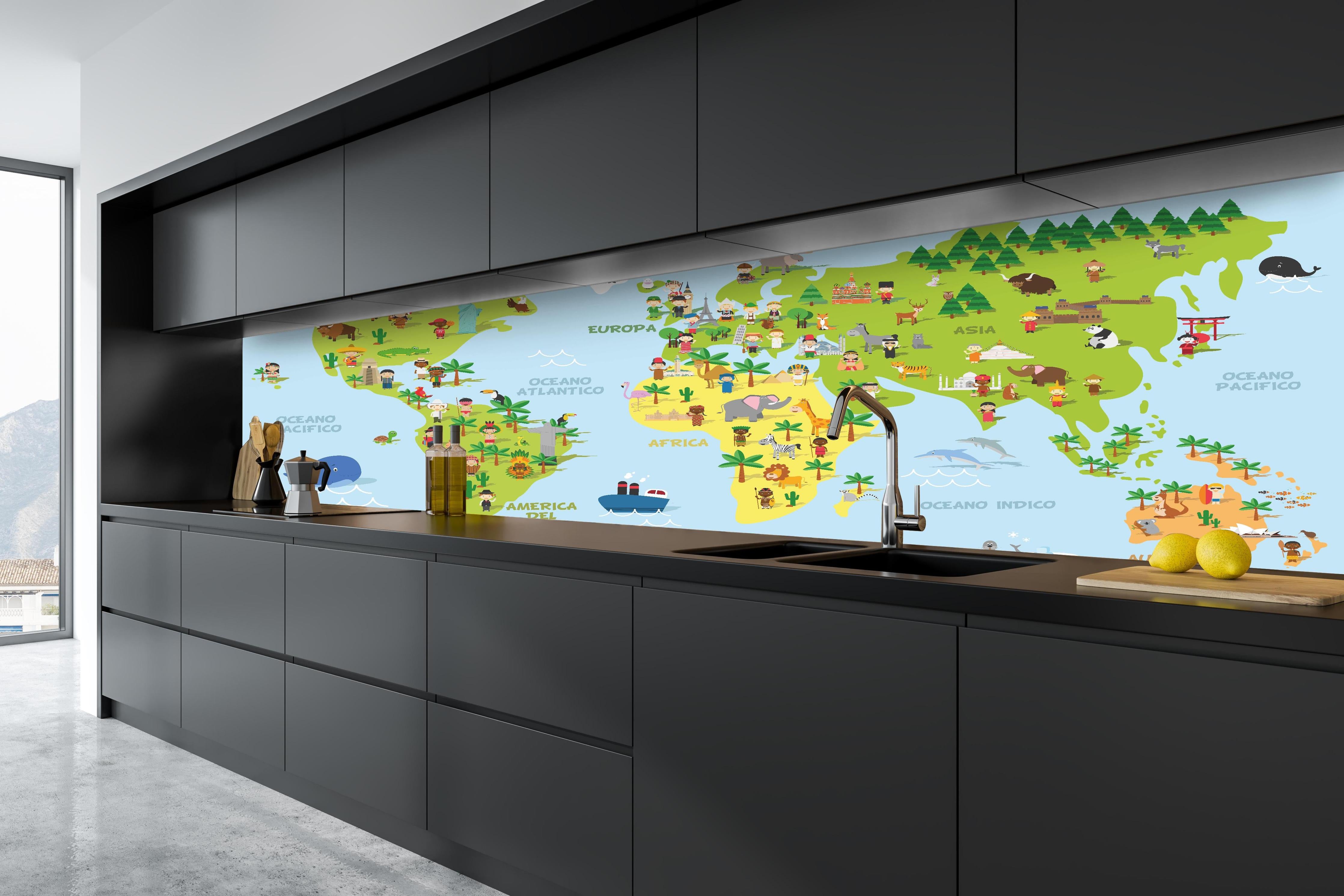 Küche - Illustrative Weltkarte für Kinder Lernspielzeug hinter weißen Hochglanz-Küchenregalen und schwarzem Wasserhahn