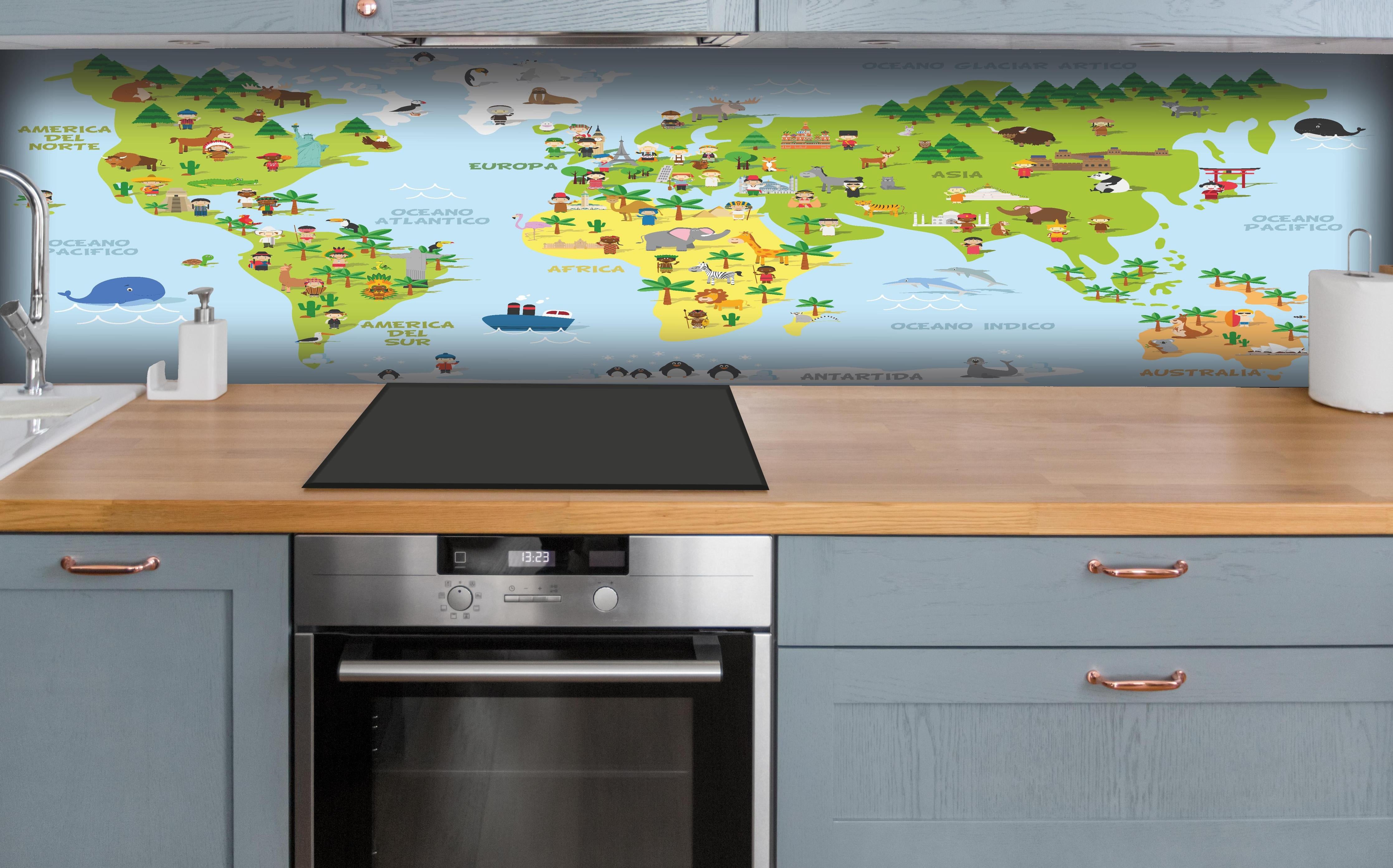 Küche - Illustrative Weltkarte für Kinder Lernspielzeug hinter weißen Hochglanz-Küchenregalen und schwarzem Wasserhahn
