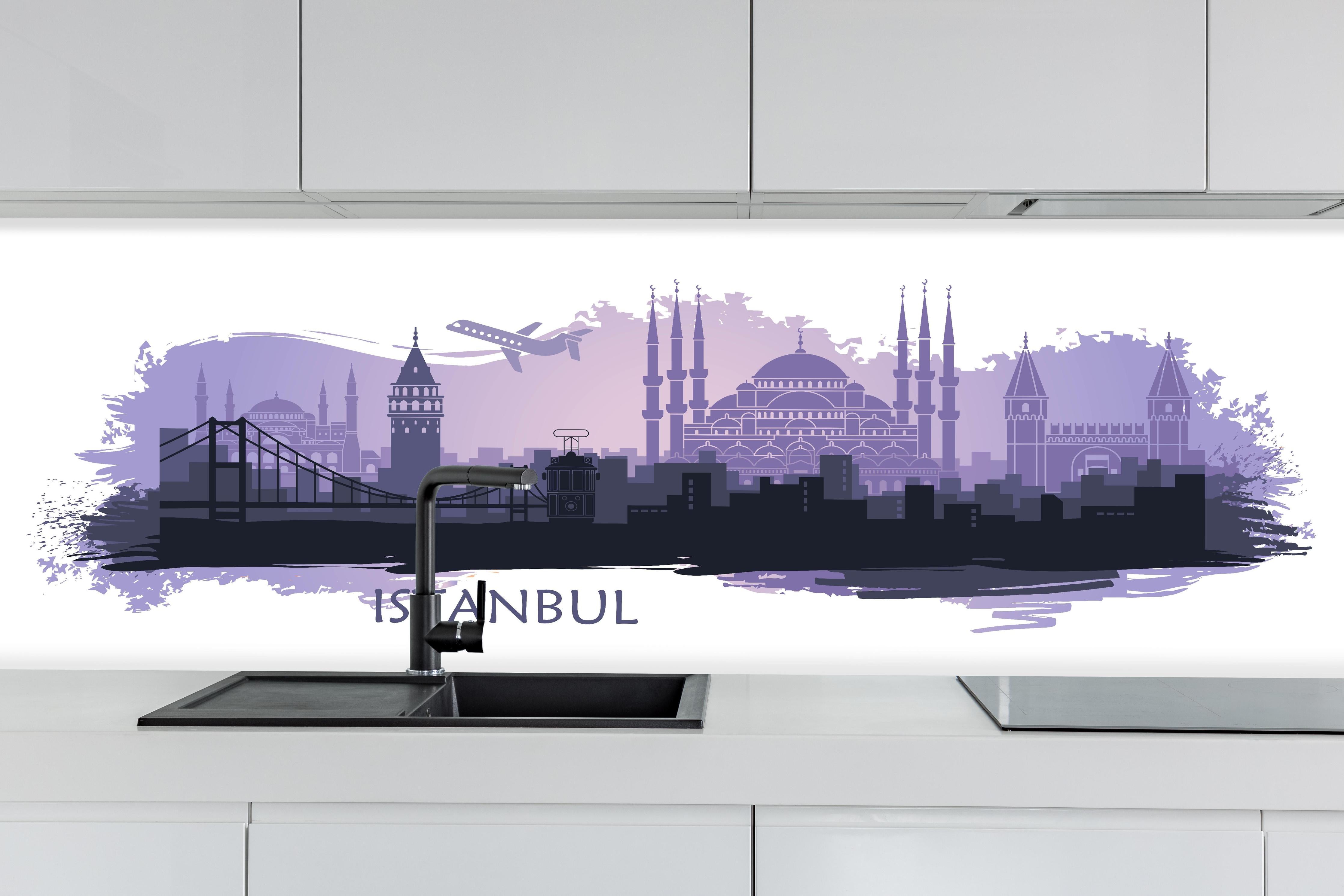 Küche - Istanbul Stadtsilhouette bei Dämmerung hinter weißen Hochglanz-Küchenregalen und schwarzem Wasserhahn