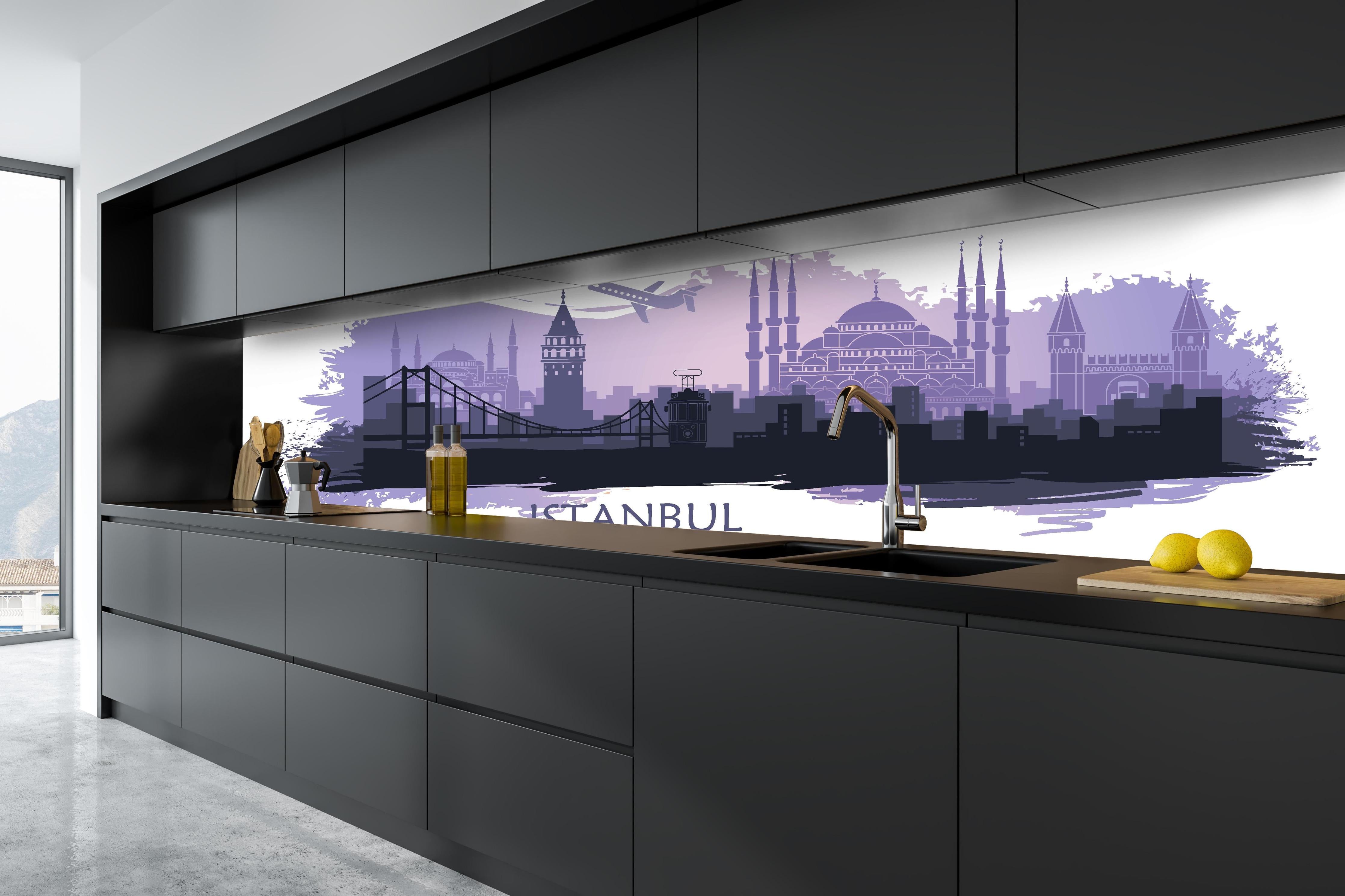 Küche - Istanbul Stadtsilhouette bei Dämmerung hinter weißen Hochglanz-Küchenregalen und schwarzem Wasserhahn