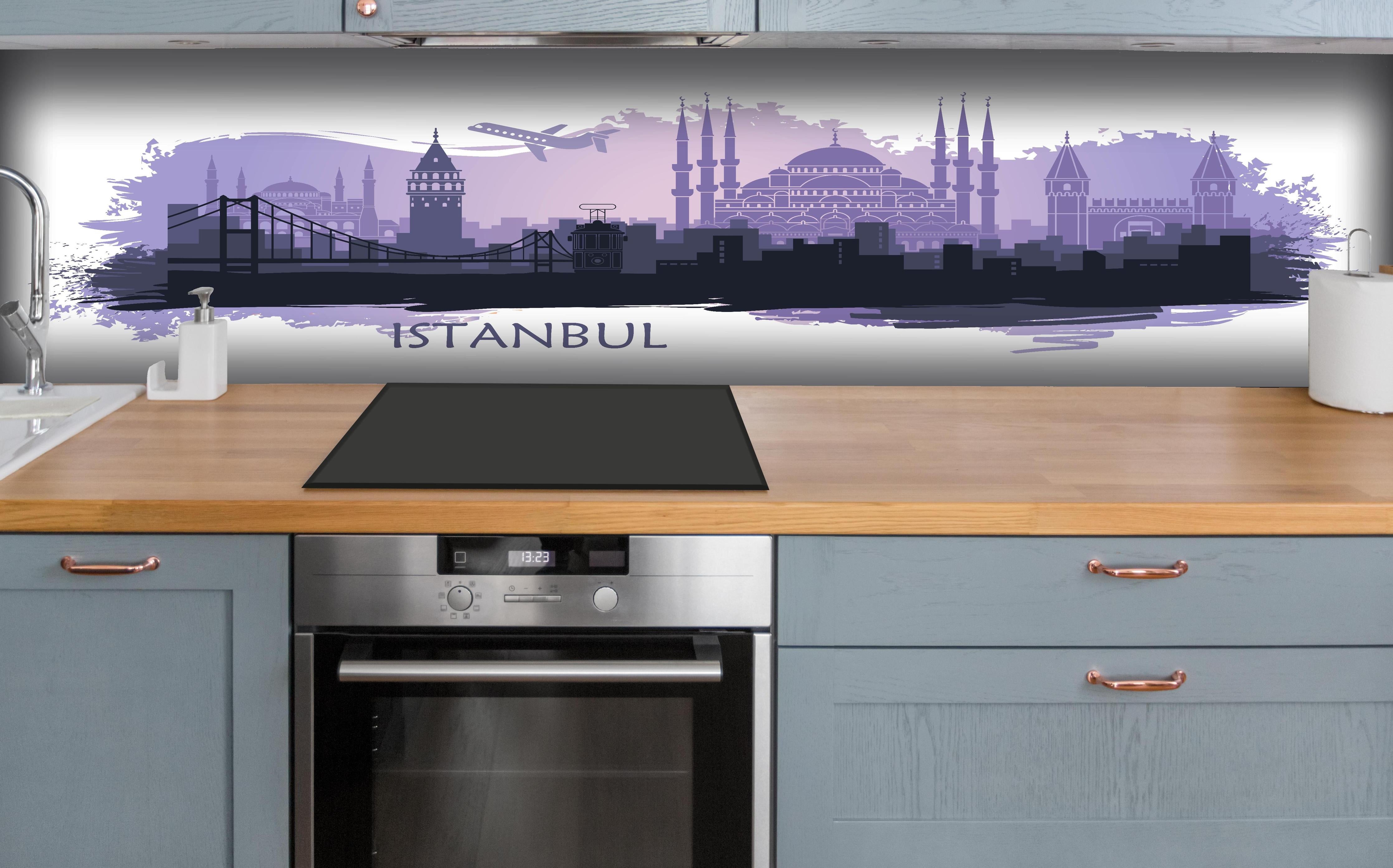 Küche - Istanbul Stadtsilhouette bei Dämmerung hinter weißen Hochglanz-Küchenregalen und schwarzem Wasserhahn