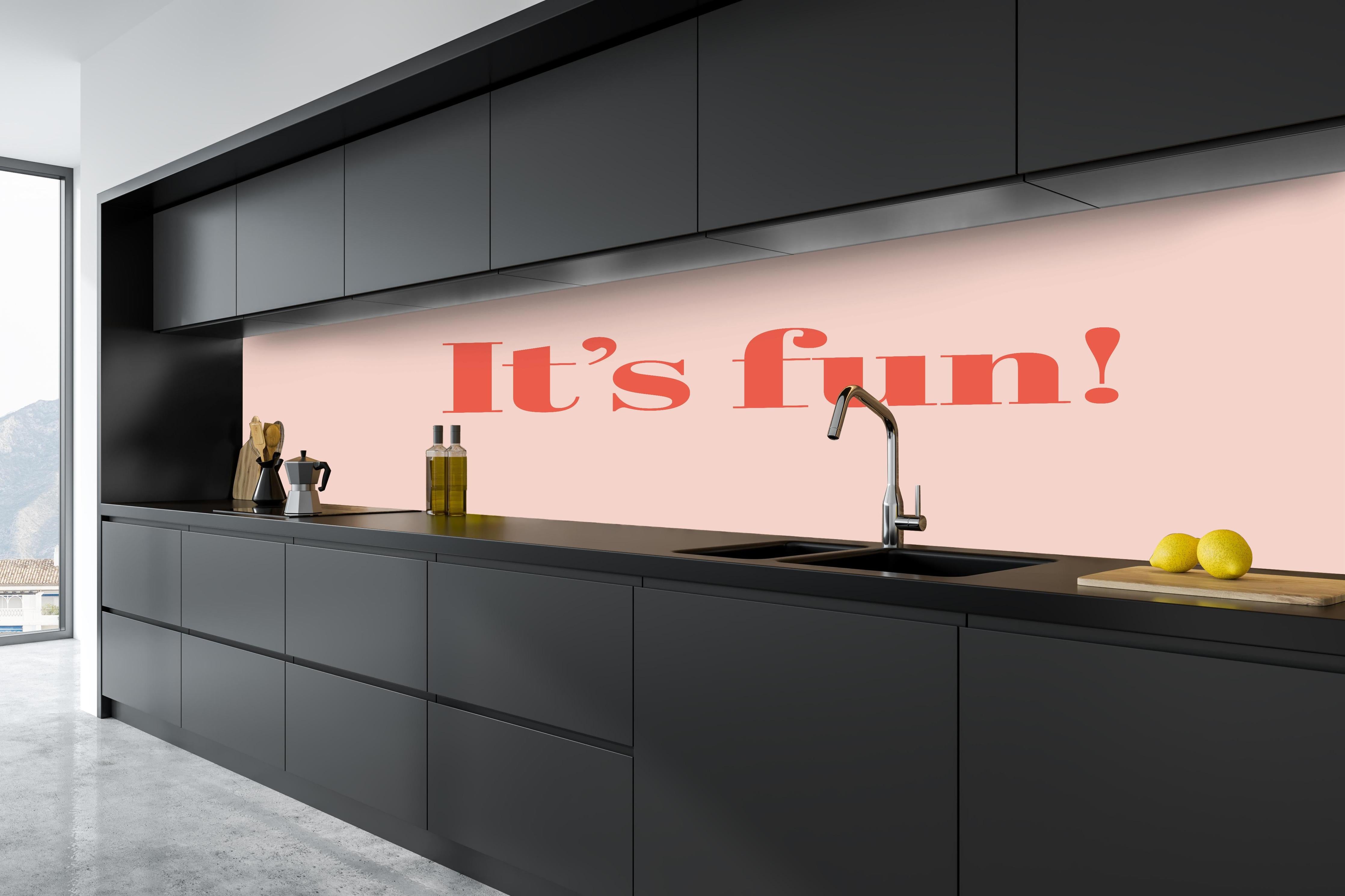 Küche - It's Fun! hinter weißen Hochglanz-Küchenregalen und schwarzem Wasserhahn