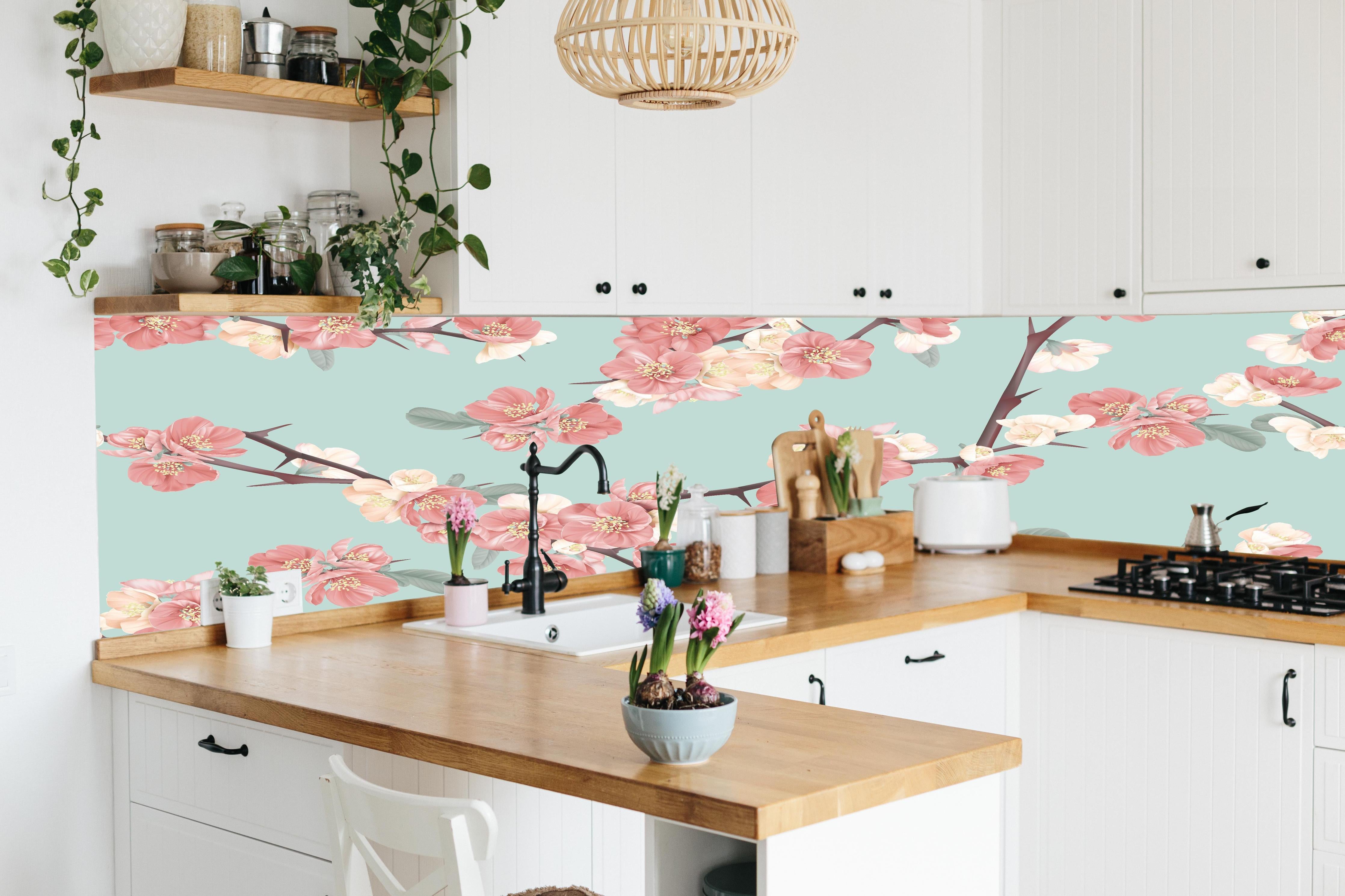 Küche - Japanische Quitten Blumen Muster Pastellblau hinter weißen Hochglanz-Küchenregalen und schwarzem Wasserhahn