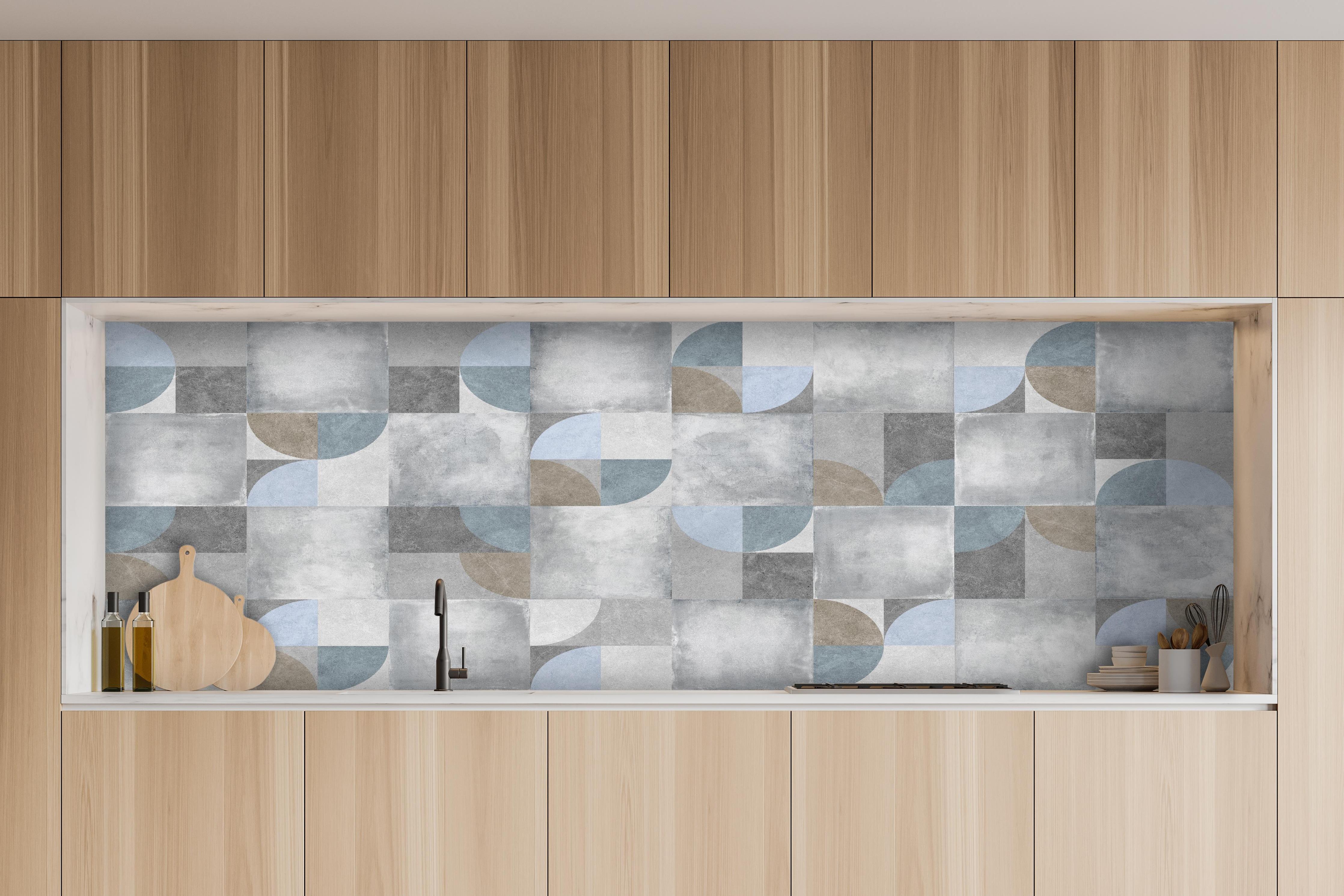 Küche - Karierter Keramik Hintergrund hinter weißen Hochglanz-Küchenregalen und schwarzem Wasserhahn