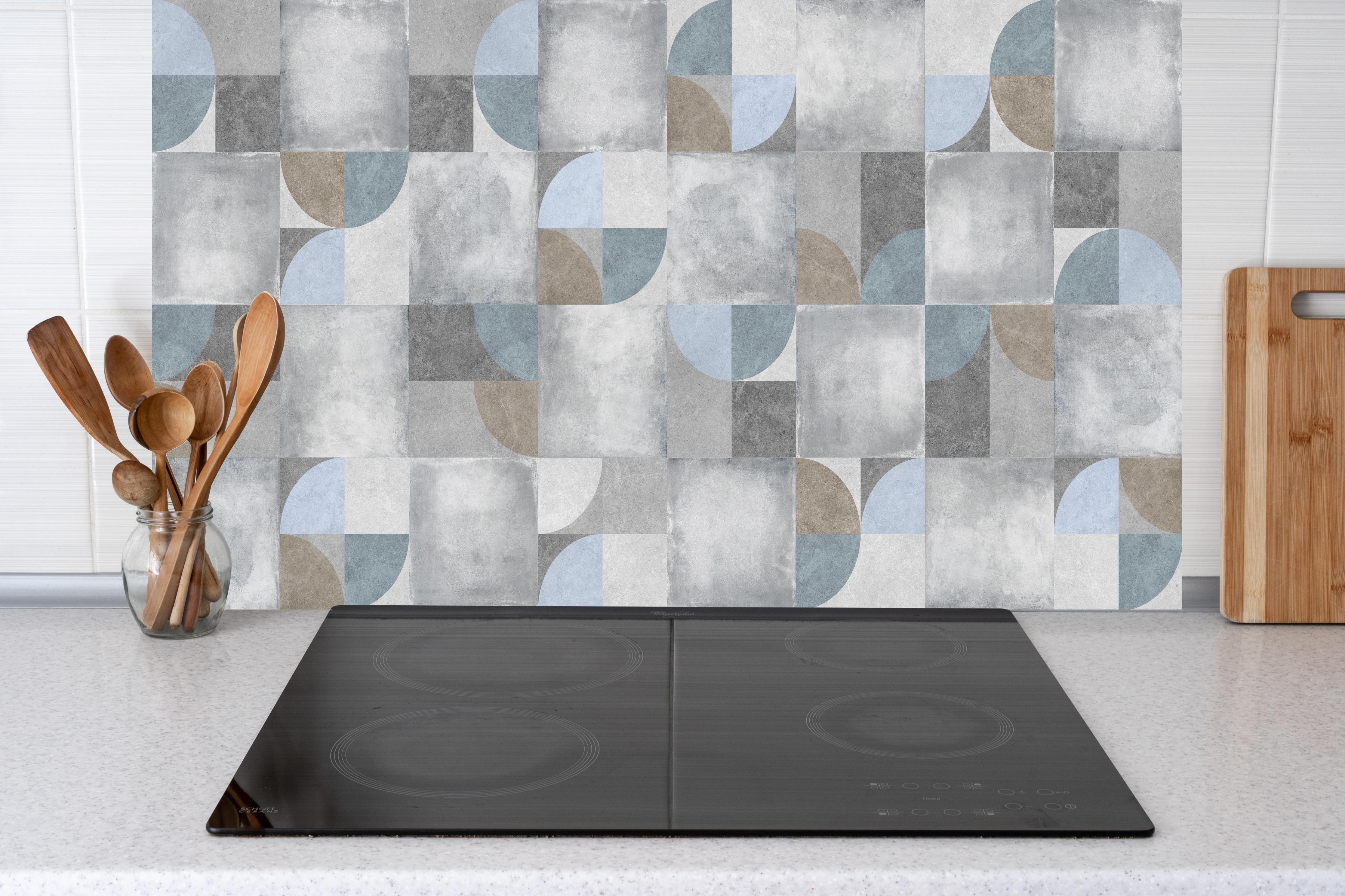 Küche - Karierter Keramik Hintergrund hinter weißen Hochglanz-Küchenregalen und schwarzem Wasserhahn