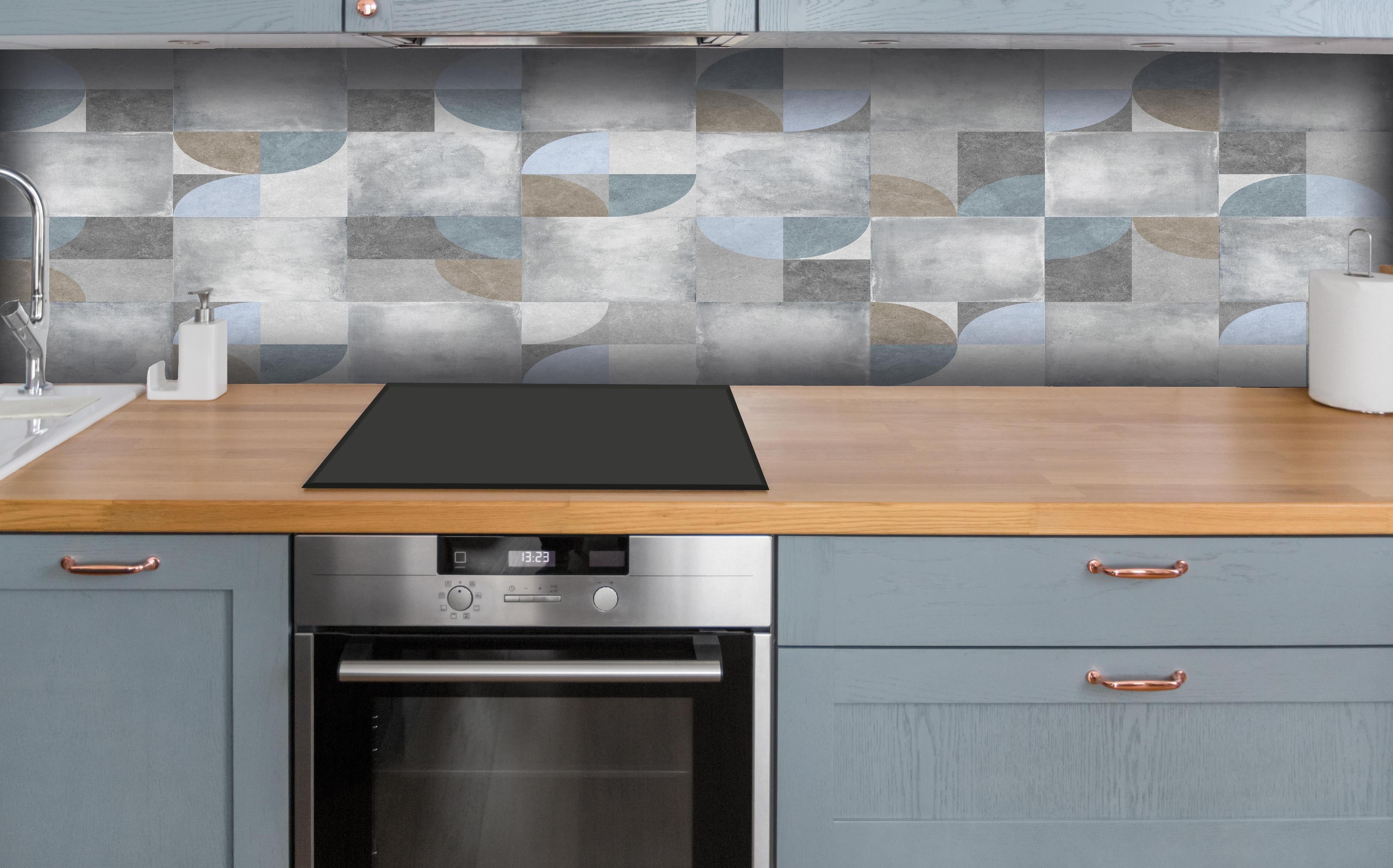 Küche - Karierter Keramik Hintergrund hinter weißen Hochglanz-Küchenregalen und schwarzem Wasserhahn